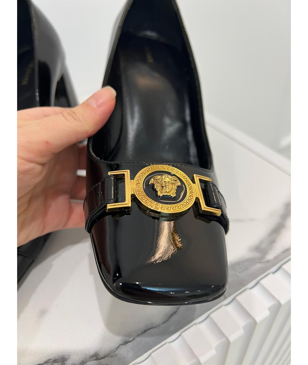 VERSACE Черные туфли из лакированной кожи, фото 7