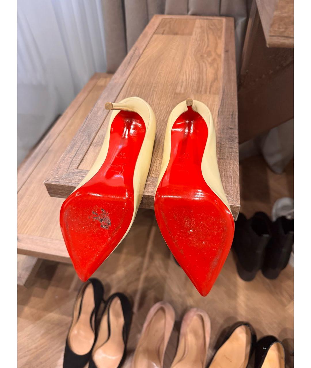 CHRISTIAN LOUBOUTIN Белые туфли из лакированной кожи, фото 4