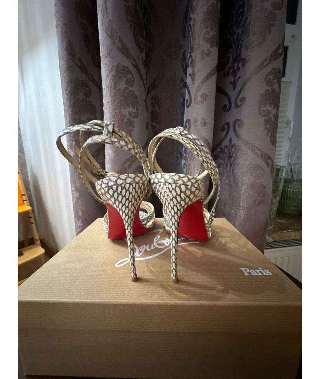 CHRISTIAN LOUBOUTIN Бежевые босоножки из экзотической кожи, фото 3
