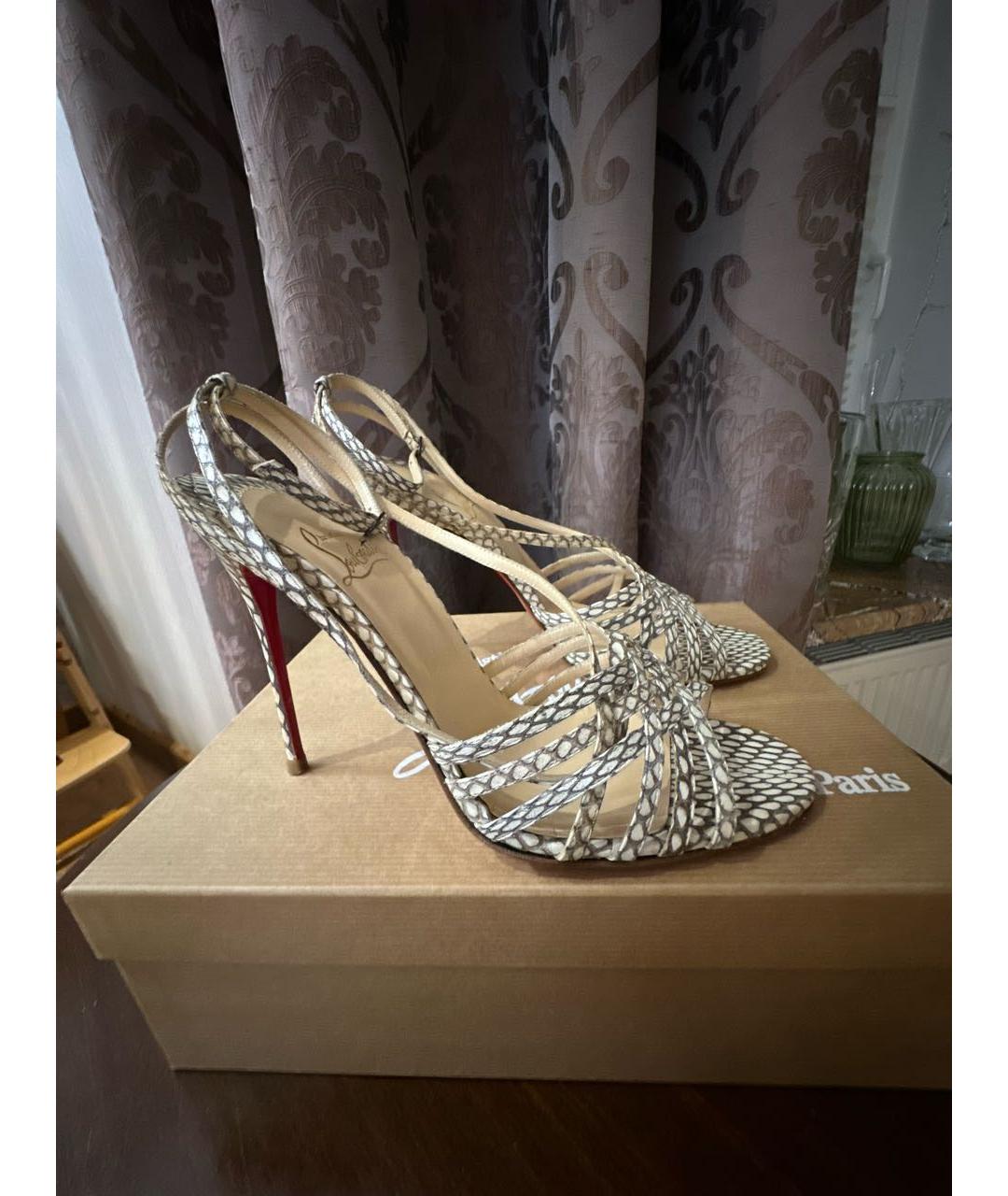 CHRISTIAN LOUBOUTIN Бежевые босоножки из экзотической кожи, фото 8