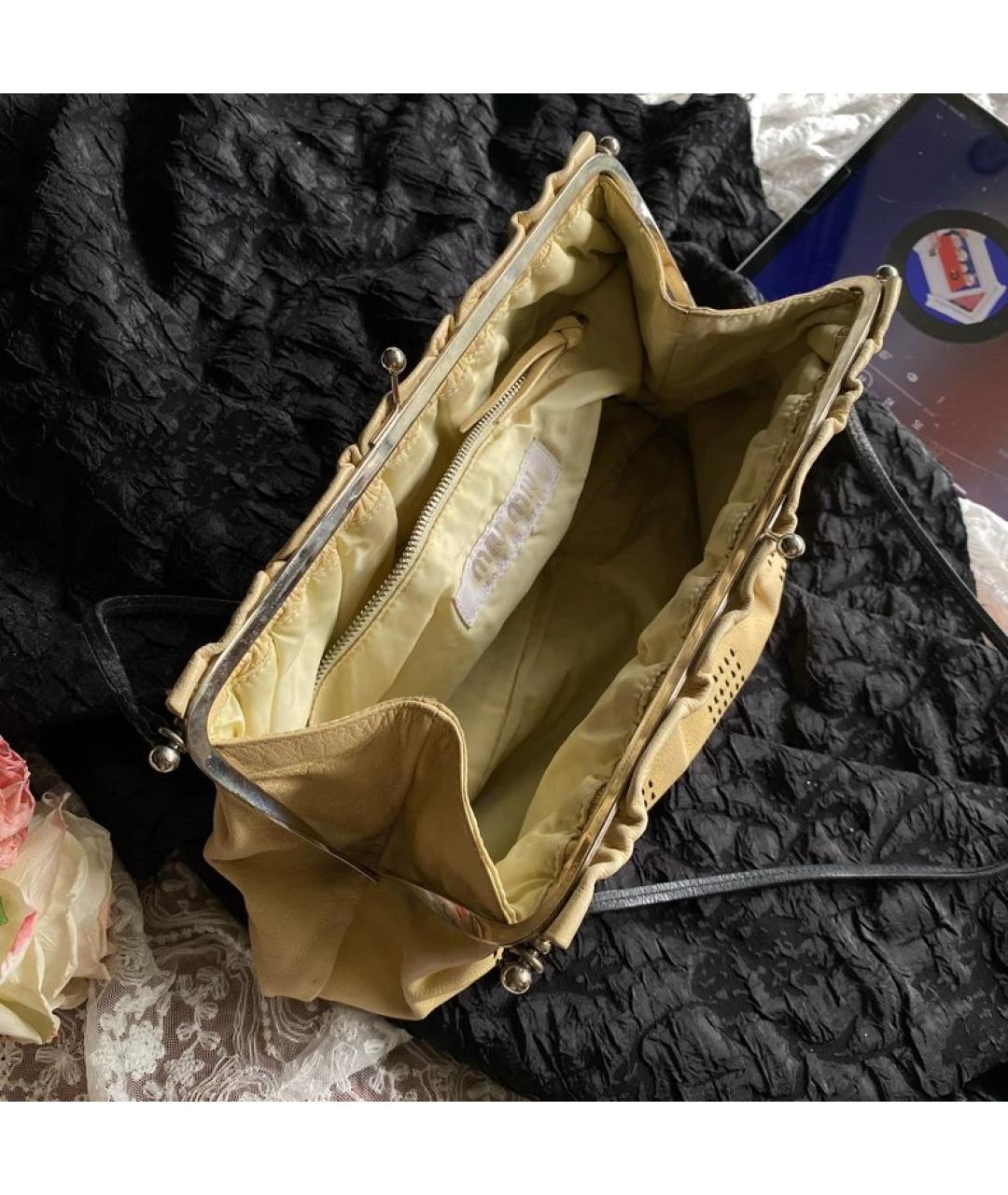 MIU MIU Бежевая кожаная сумка с короткими ручками, фото 2