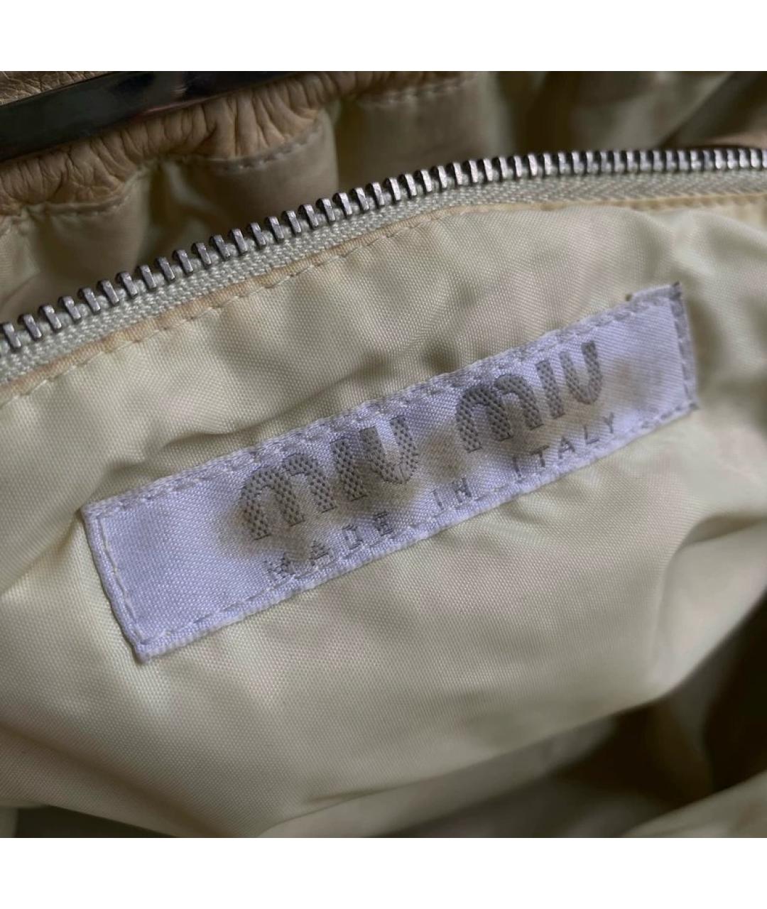 MIU MIU Бежевая кожаная сумка с короткими ручками, фото 3