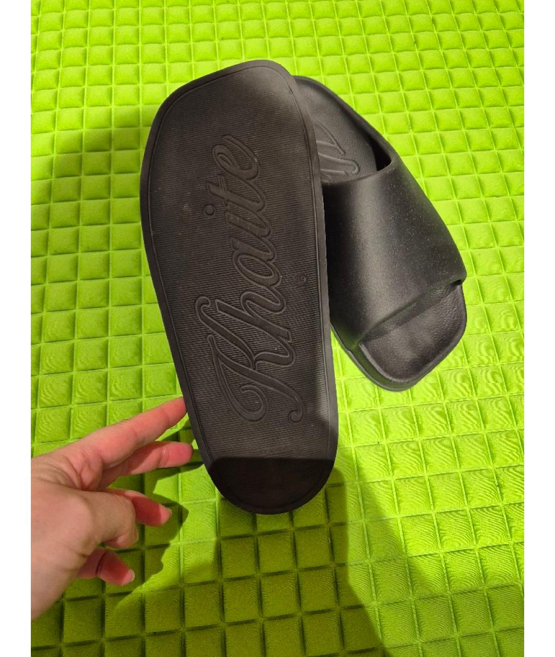 KHAITE Черные резиновые шлепанцы, фото 6