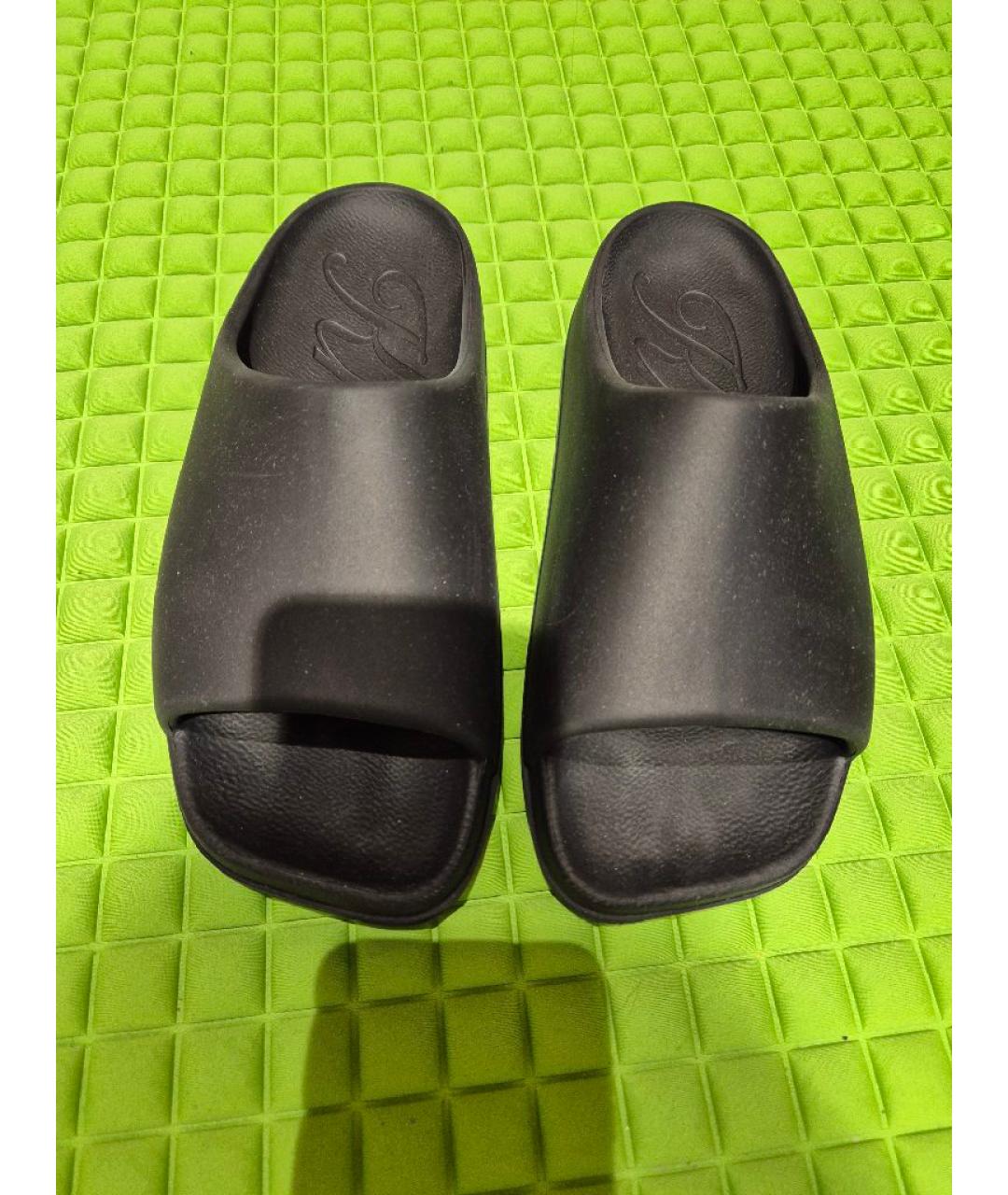 KHAITE Черные резиновые шлепанцы, фото 4