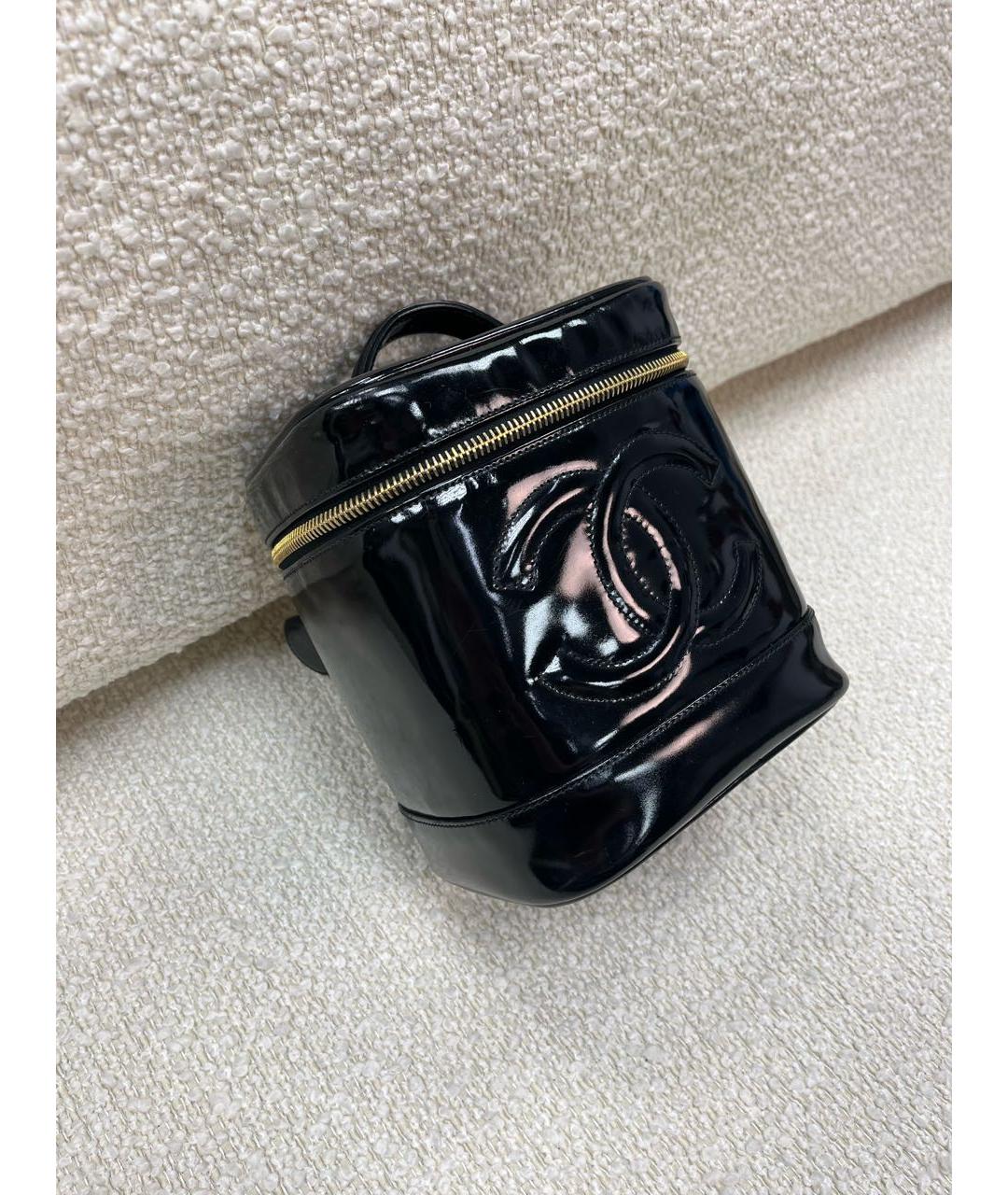 CHANEL Черная сумка с короткими ручками из лакированной кожи, фото 2