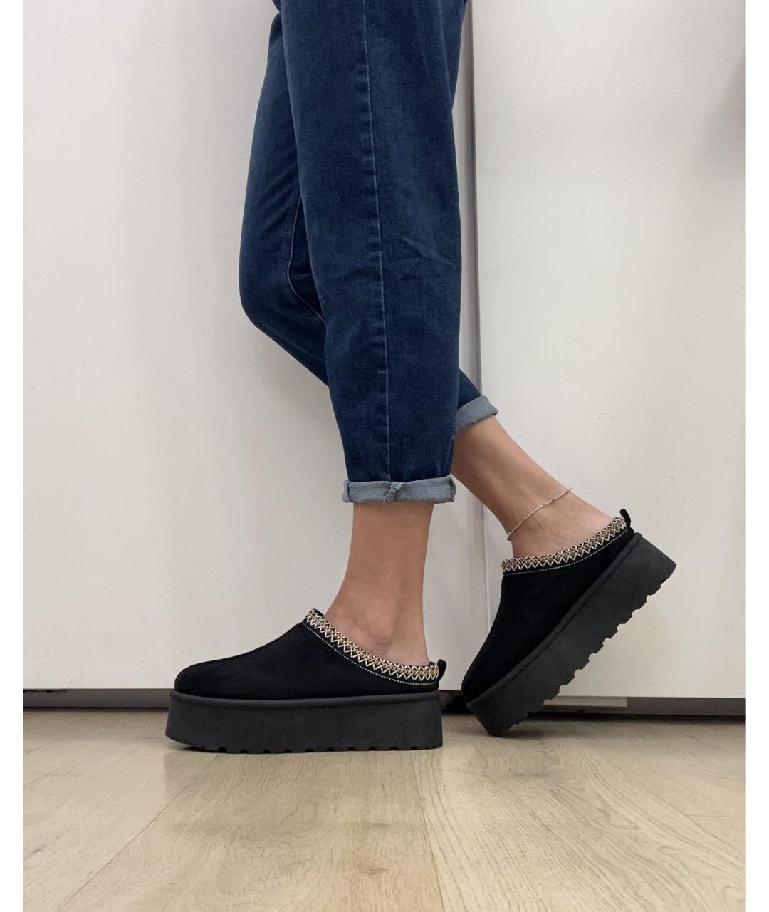 UGG AUSTRALIA Черные замшевые сабо, фото 2