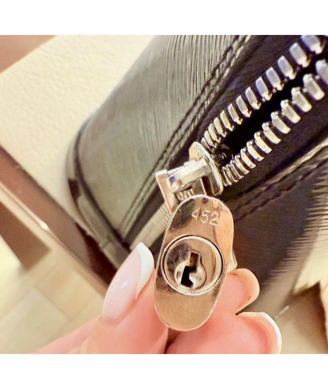 LOUIS VUITTON Черная сумка с короткими ручками из лакированной кожи, фото 6