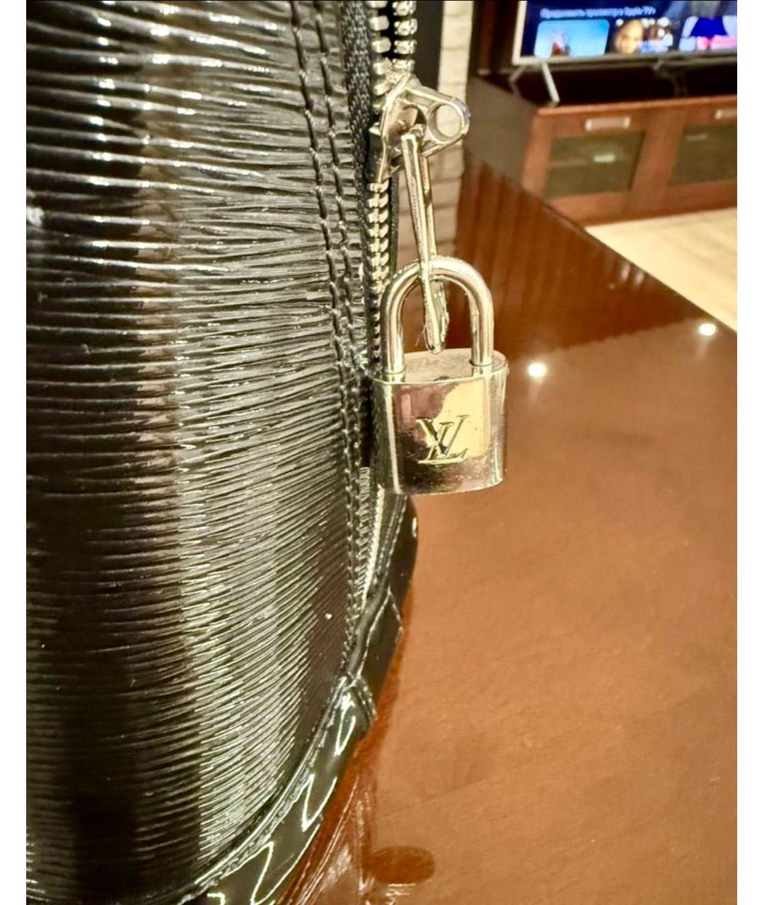 LOUIS VUITTON Черная сумка с короткими ручками из лакированной кожи, фото 2