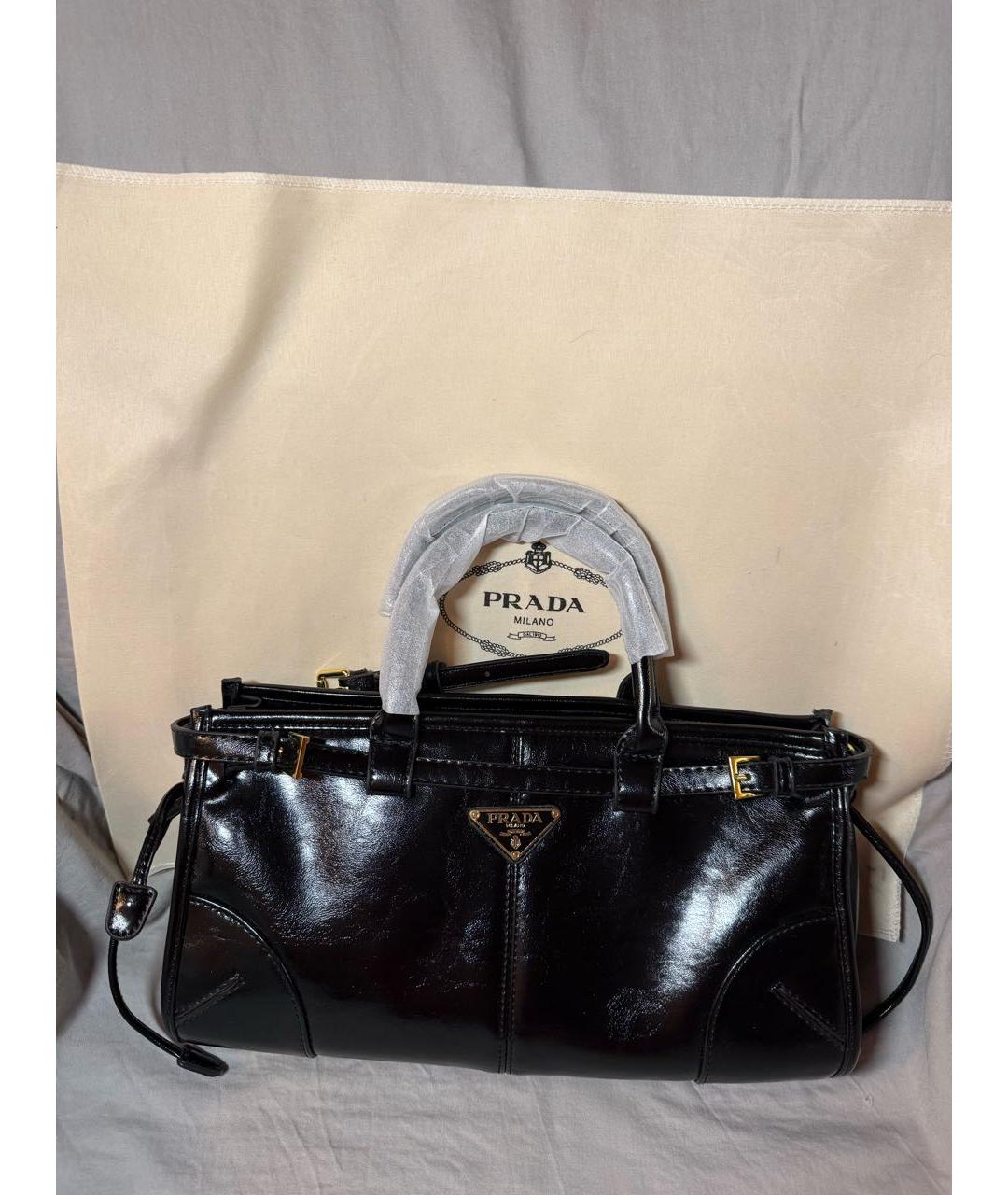 PRADA Черная сумка с короткими ручками из лакированной кожи, фото 5