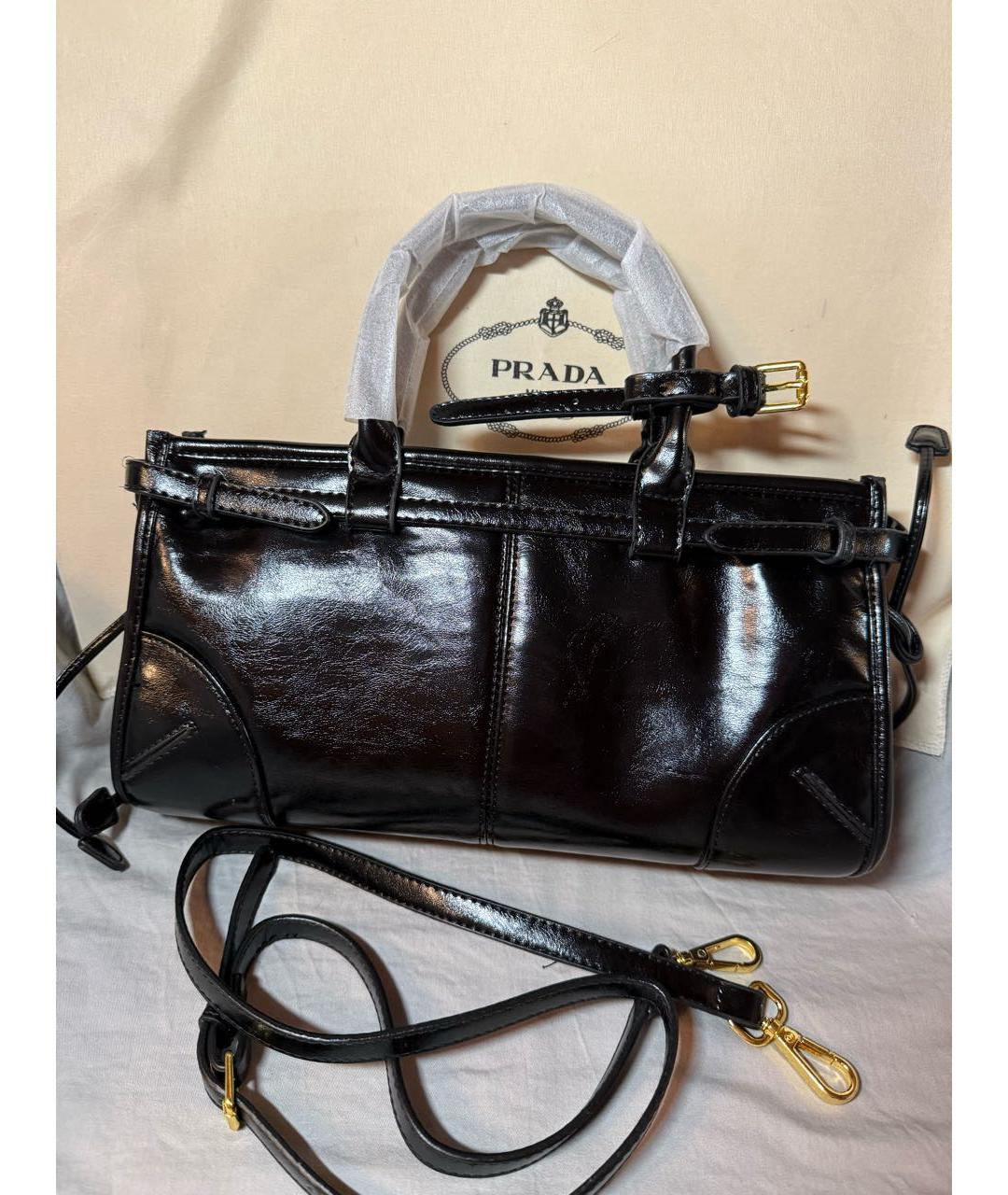 PRADA Черная сумка с короткими ручками из лакированной кожи, фото 3