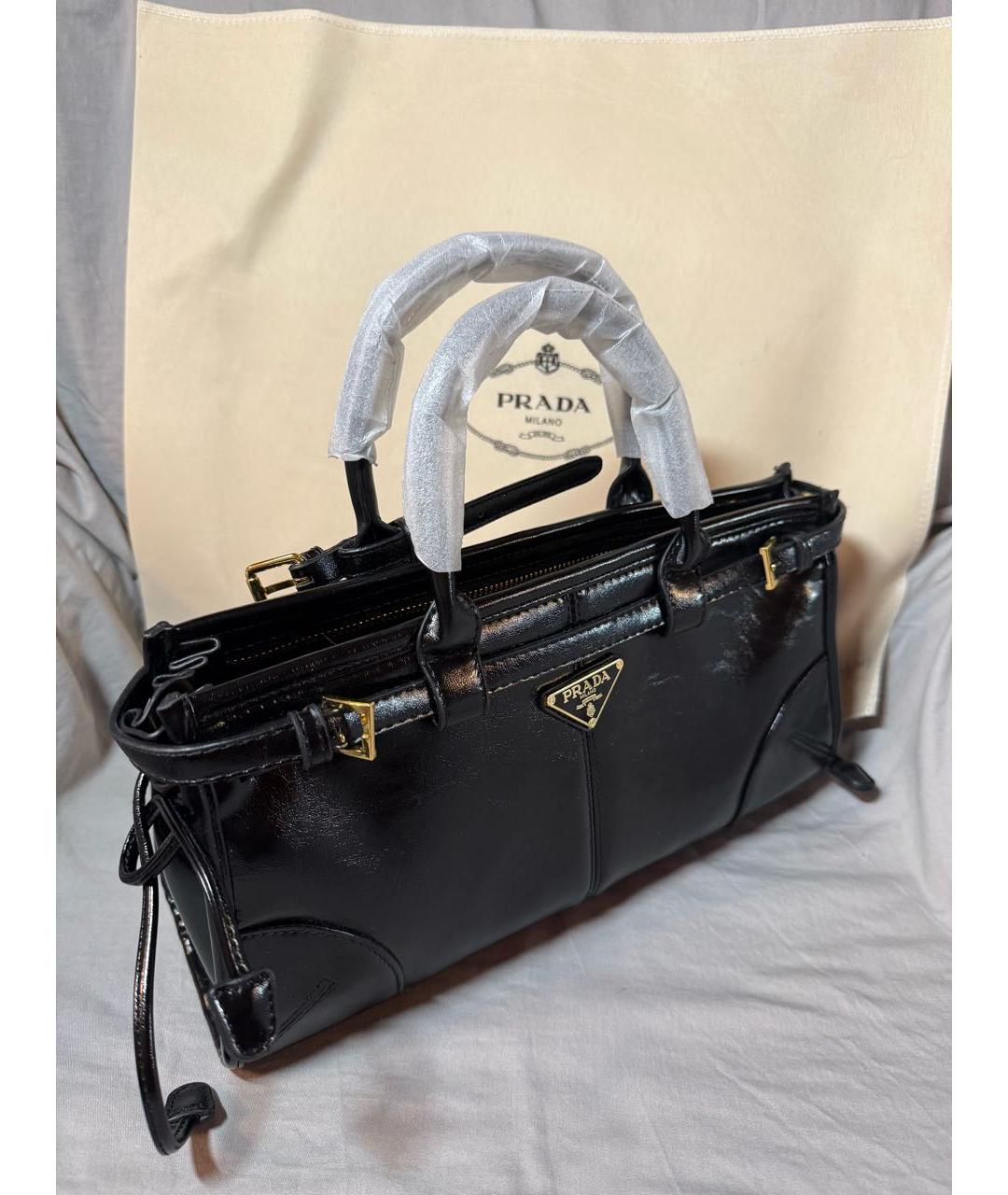 PRADA Черная сумка с короткими ручками из лакированной кожи, фото 2