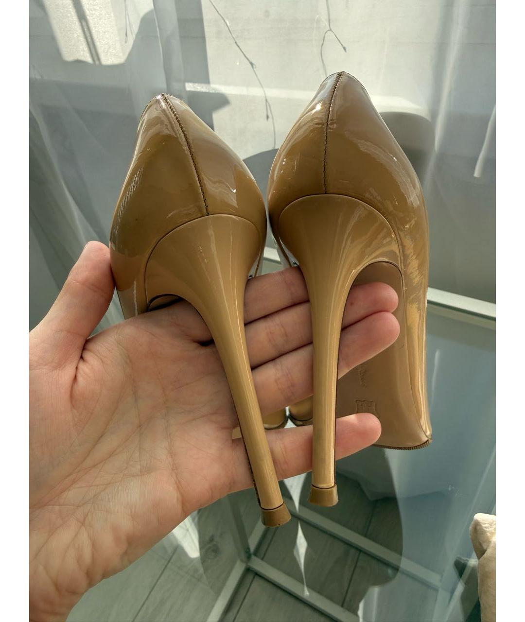 GIANVITO ROSSI Бежевые туфли из лакированной кожи, фото 3