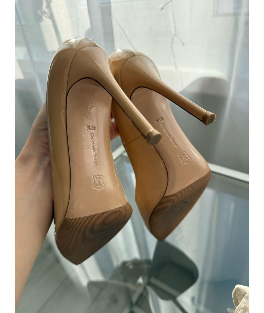 GIANVITO ROSSI Бежевые туфли из лакированной кожи, фото 4