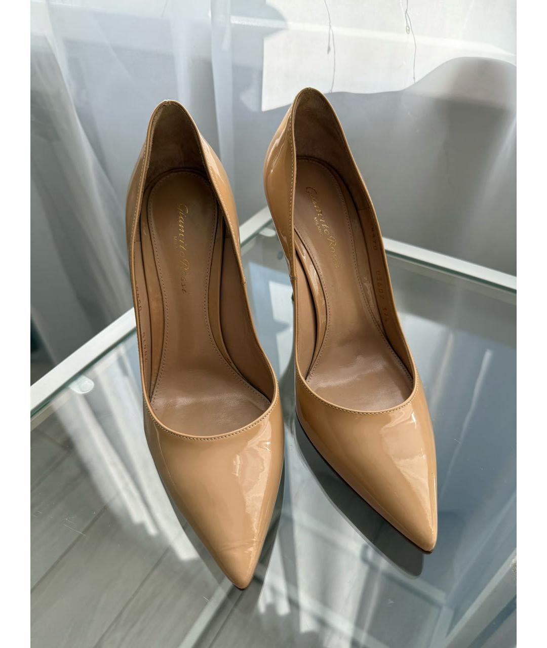 GIANVITO ROSSI Бежевые туфли из лакированной кожи, фото 2