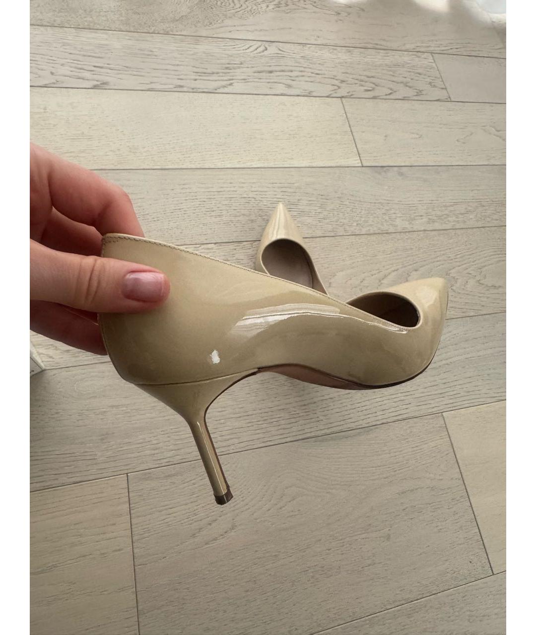 MANOLO BLAHNIK Бежевые туфли из лакированной кожи, фото 7