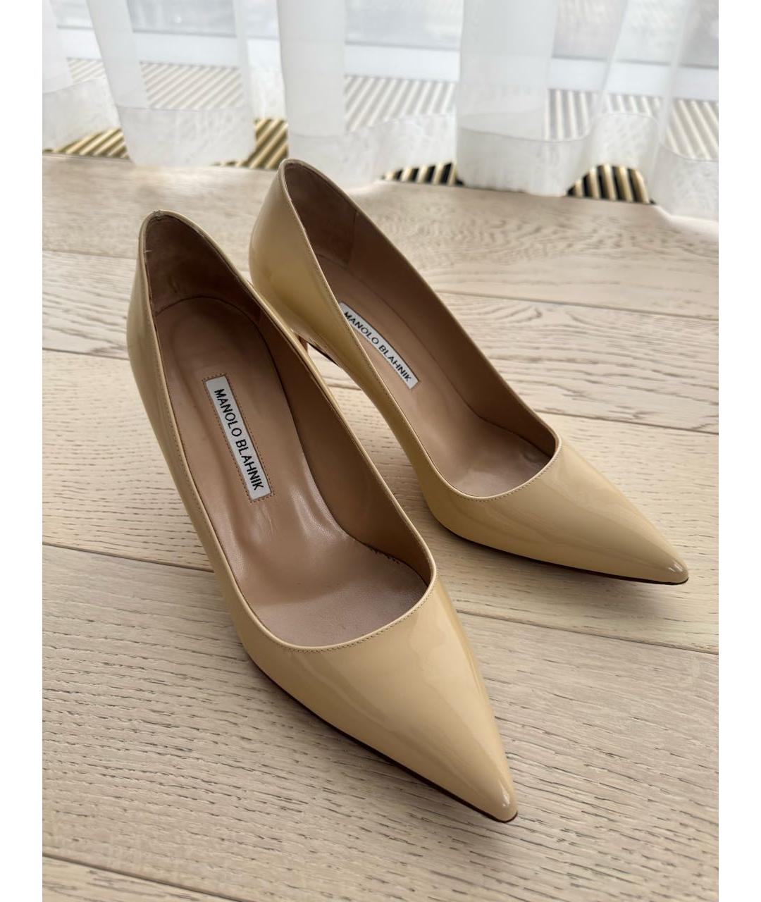 MANOLO BLAHNIK Бежевые туфли из лакированной кожи, фото 4