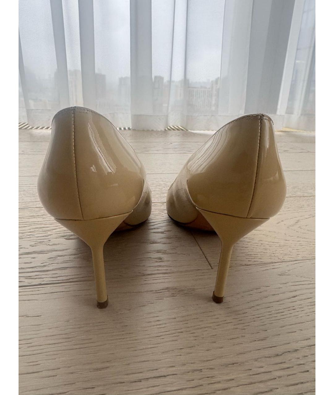 MANOLO BLAHNIK Бежевые туфли из лакированной кожи, фото 6