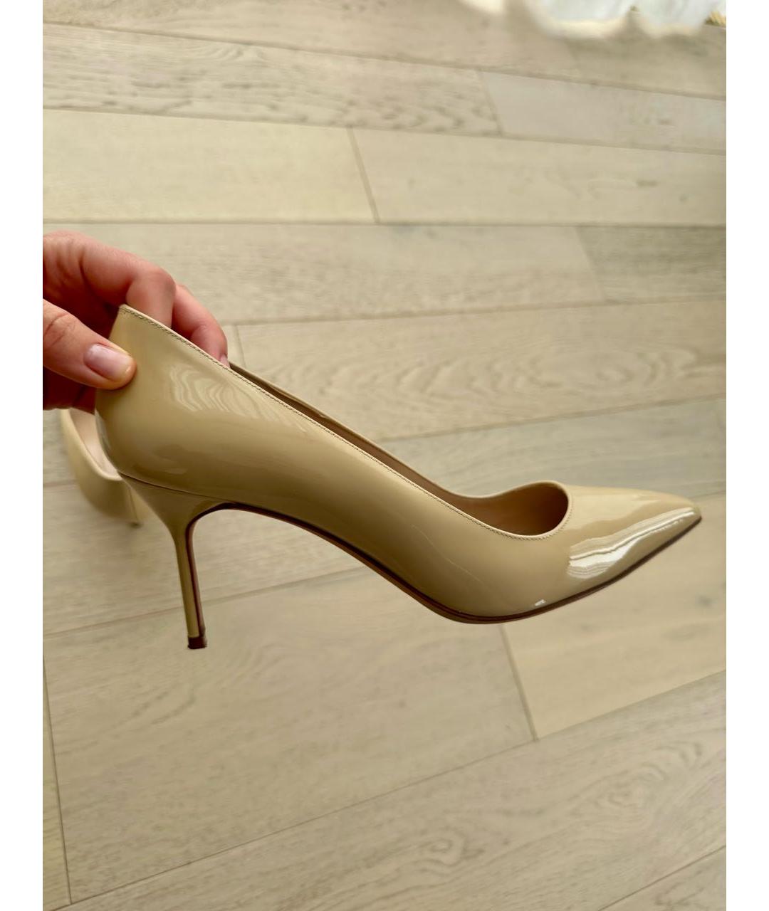 MANOLO BLAHNIK Бежевые туфли из лакированной кожи, фото 9