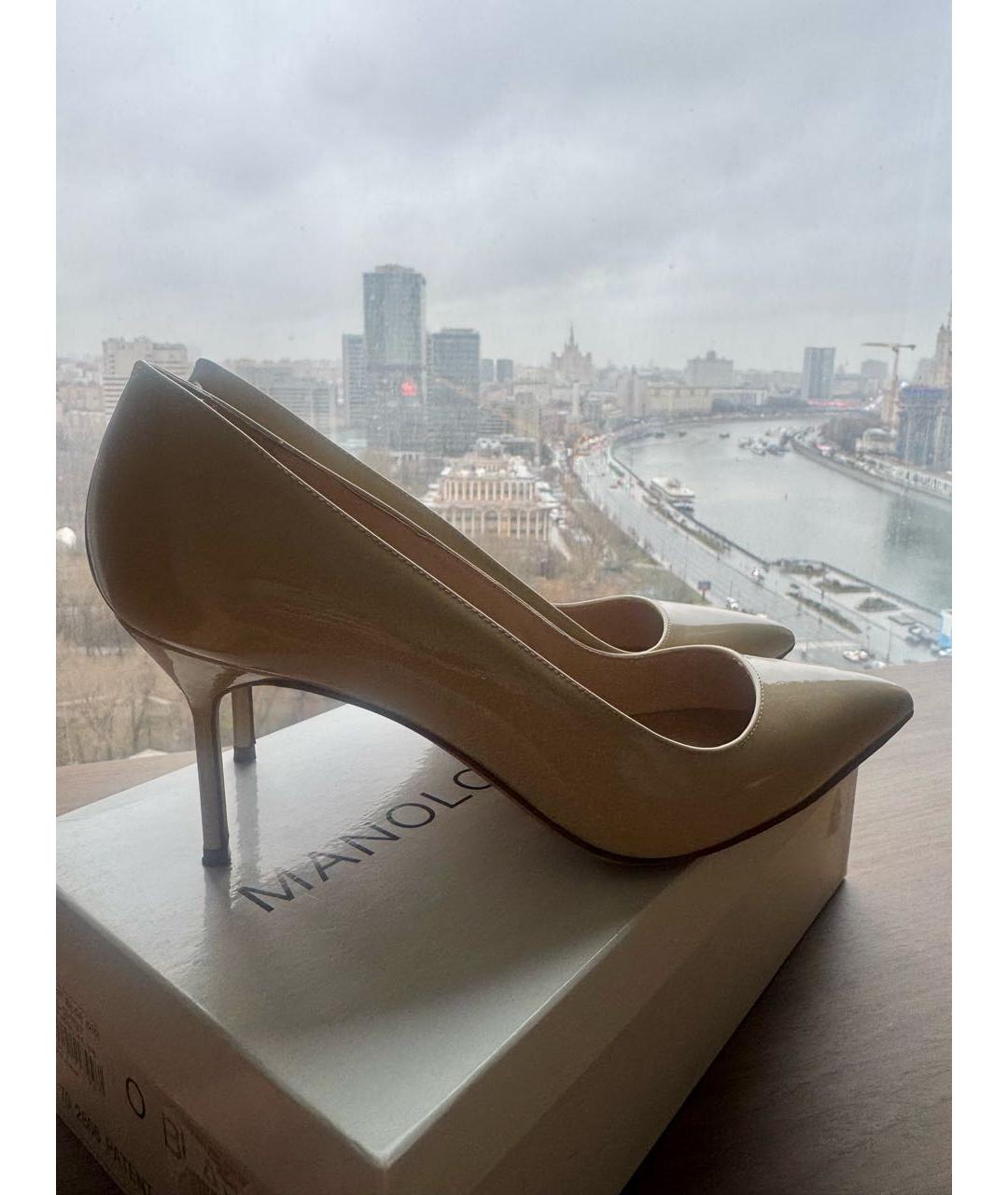 MANOLO BLAHNIK Бежевые туфли из лакированной кожи, фото 2