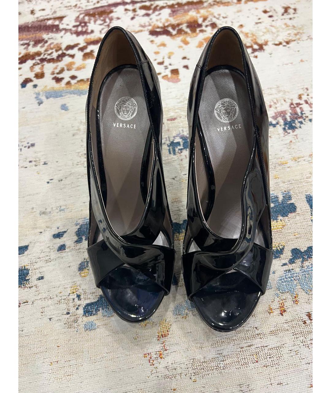 VERSACE Черные туфли из лакированной кожи, фото 2