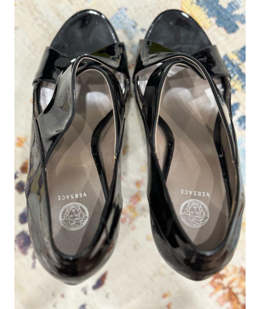 VERSACE Черные туфли из лакированной кожи, фото 3