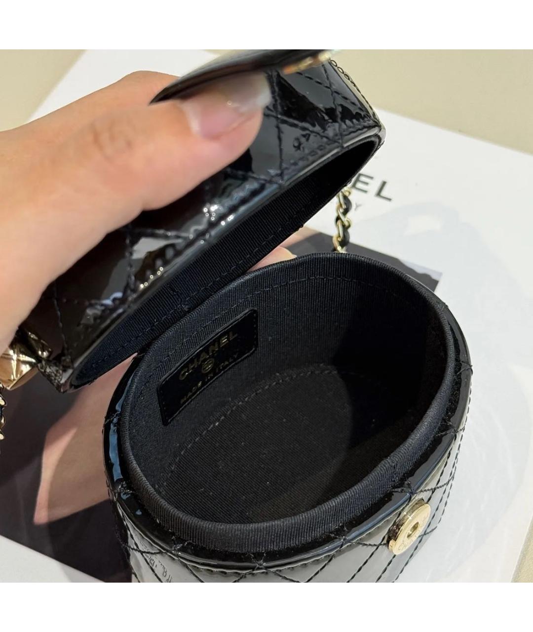 CHANEL Черная сумка через плечо из лакированной кожи, фото 5