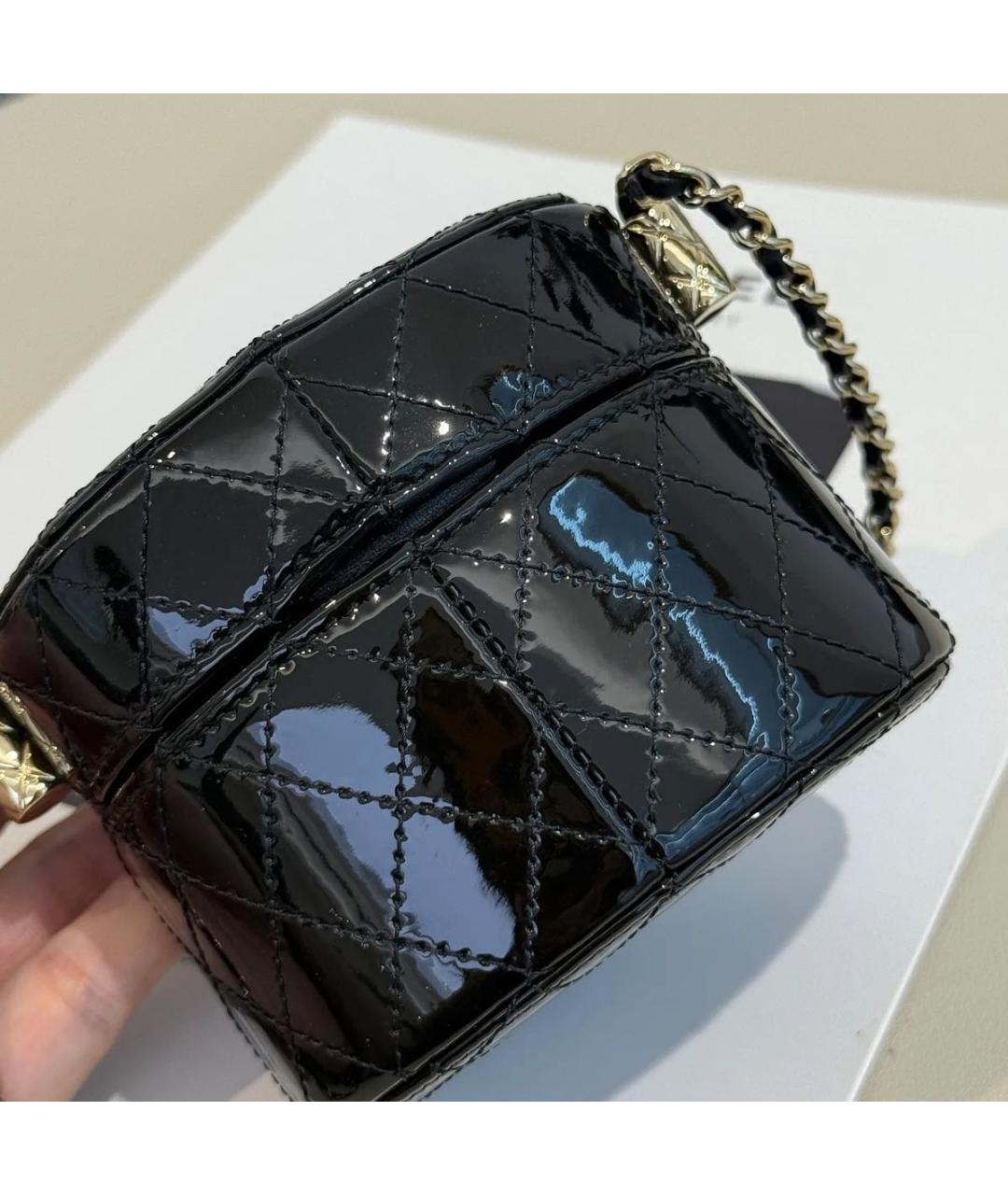 CHANEL Черная сумка через плечо из лакированной кожи, фото 2