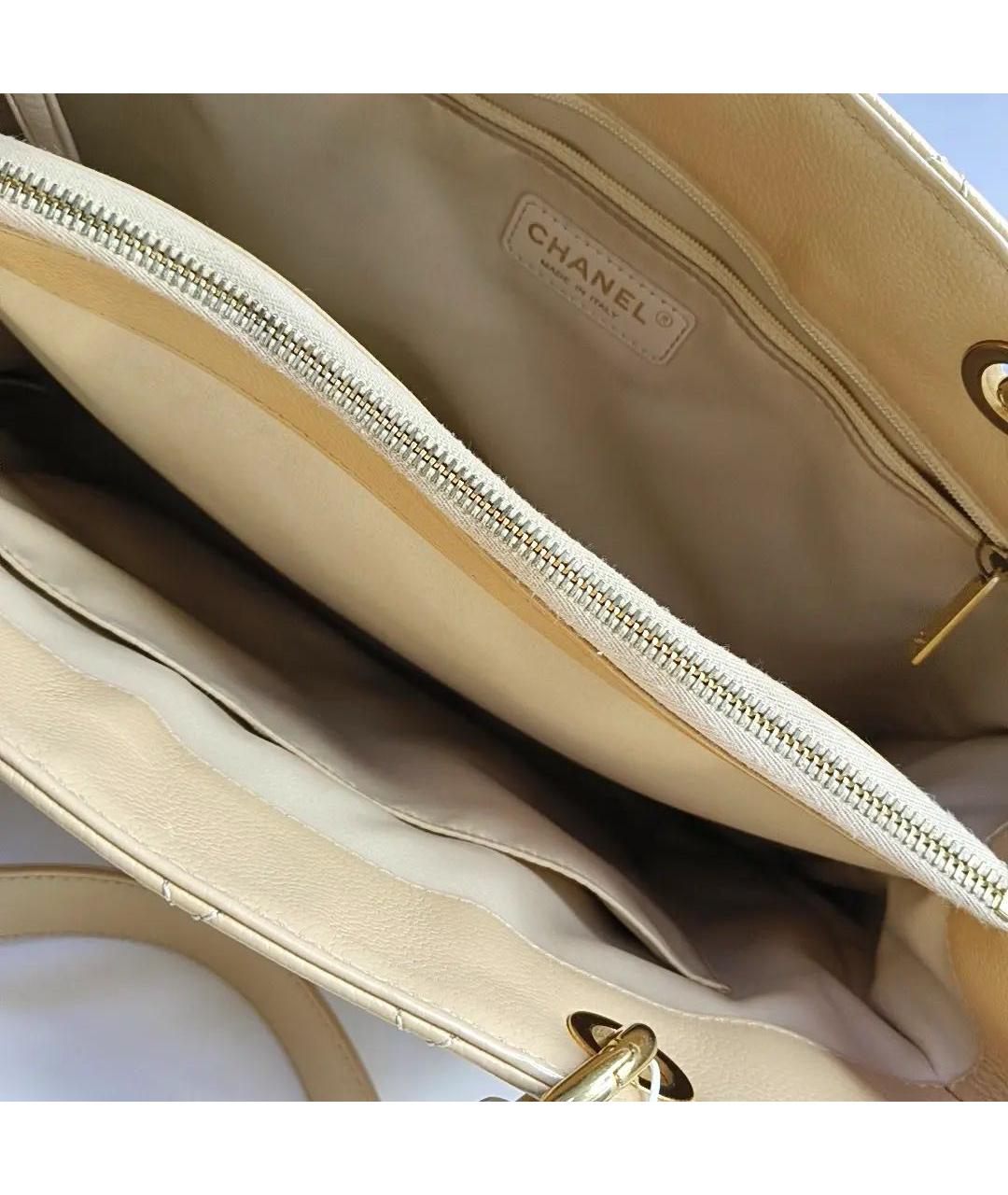 CHANEL Бежевая кожаная сумка с короткими ручками, фото 4