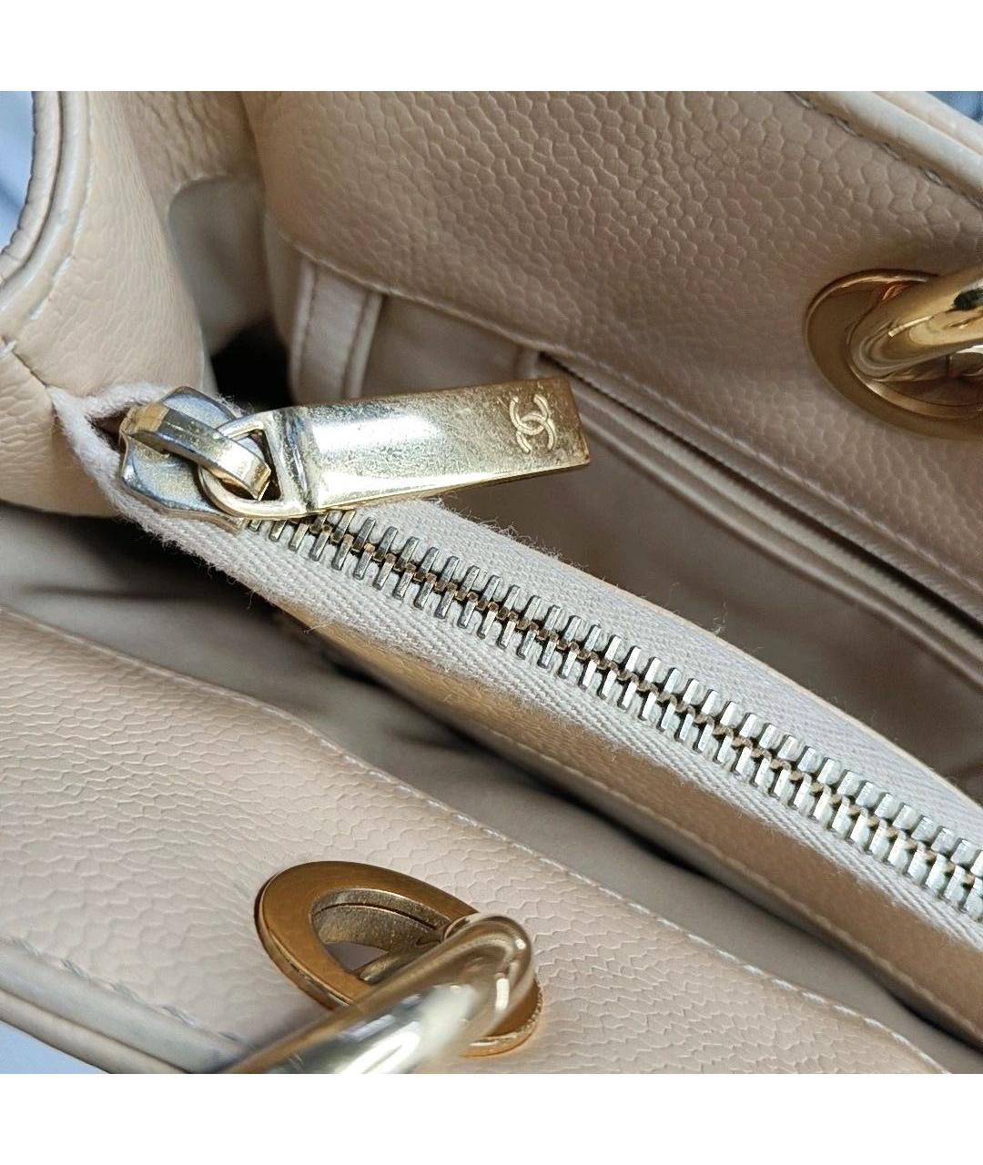 CHANEL Бежевая кожаная сумка с короткими ручками, фото 8