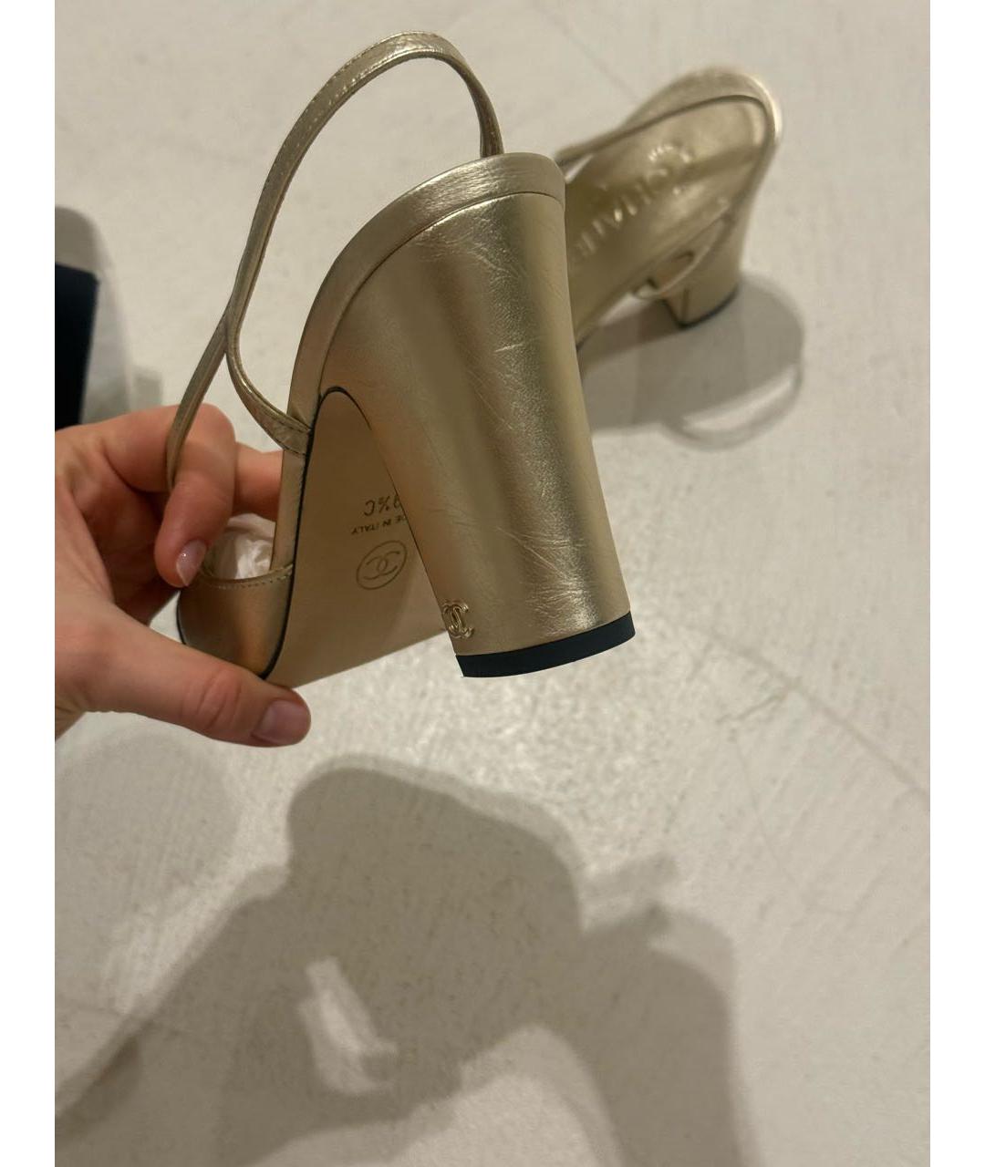 CHANEL Золотые кожаные туфли, фото 3