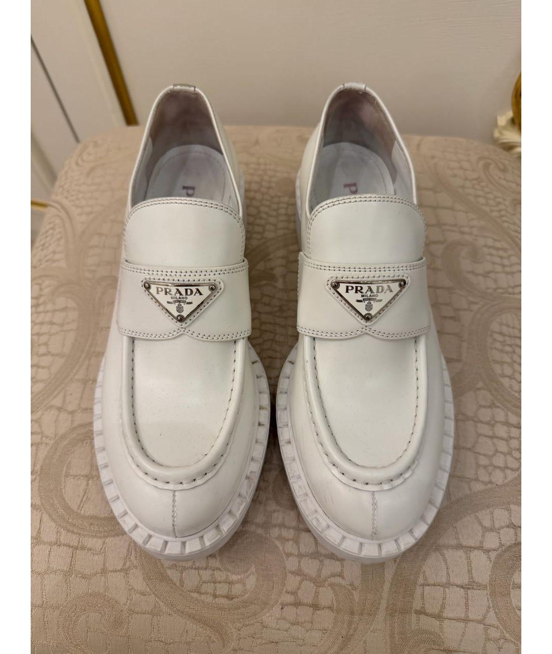 PRADA Белые лоферы из лакированной кожи, фото 2