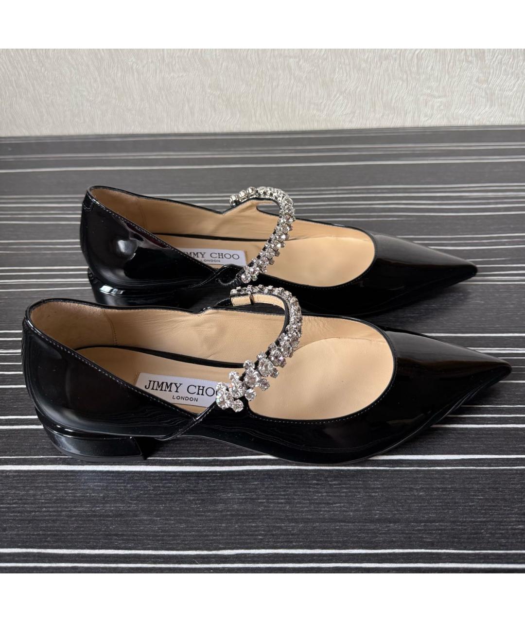 JIMMY CHOO Черные лодочки на низком каблуке из лакированной кожи, фото 2