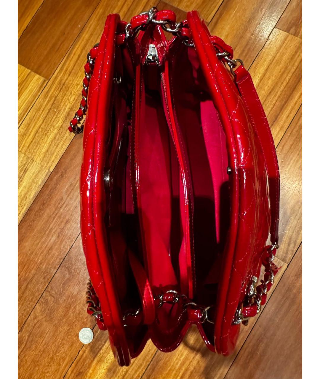 CHANEL Красная сумка тоут из лакированной кожи, фото 5