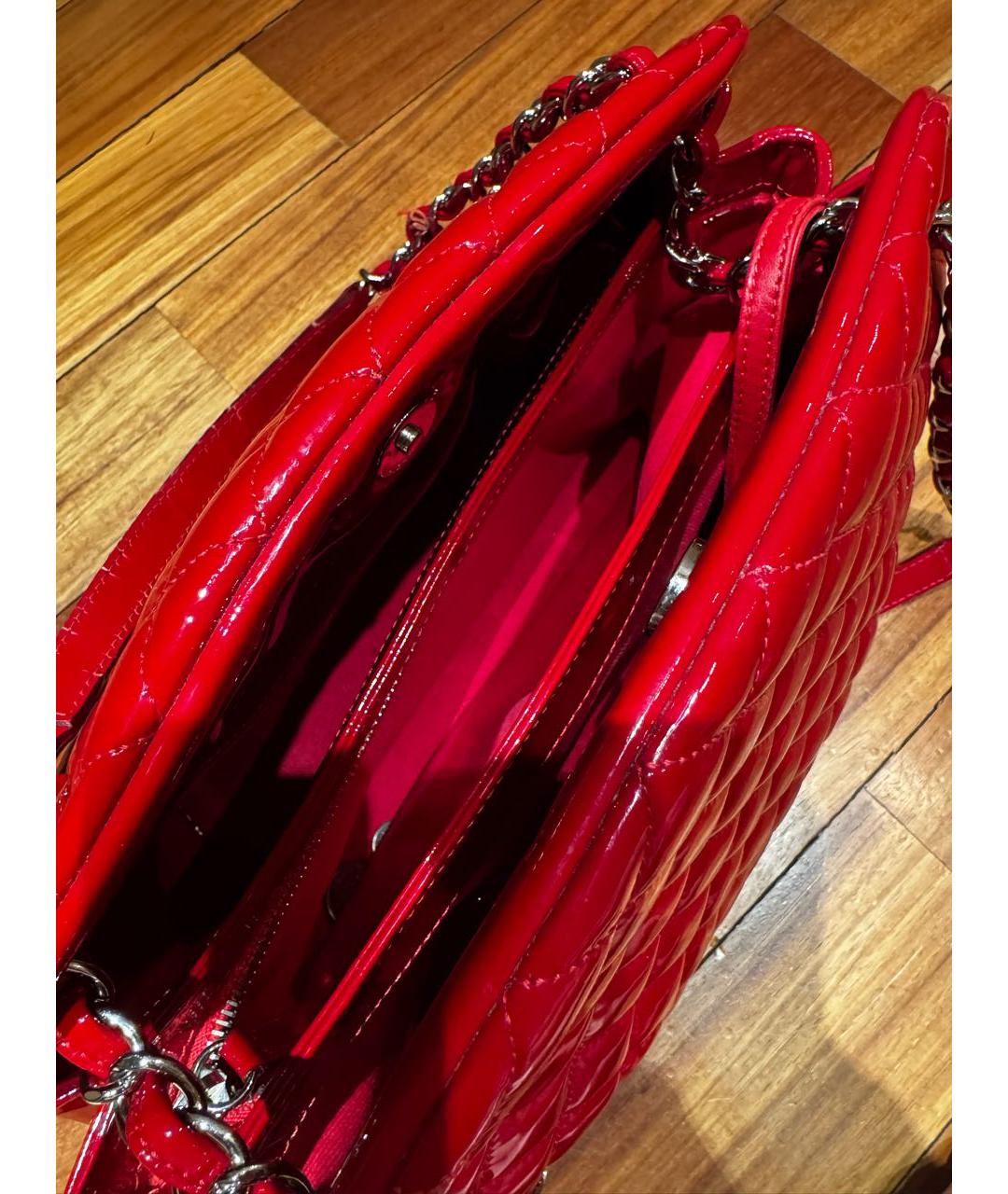 CHANEL Красная сумка тоут из лакированной кожи, фото 4