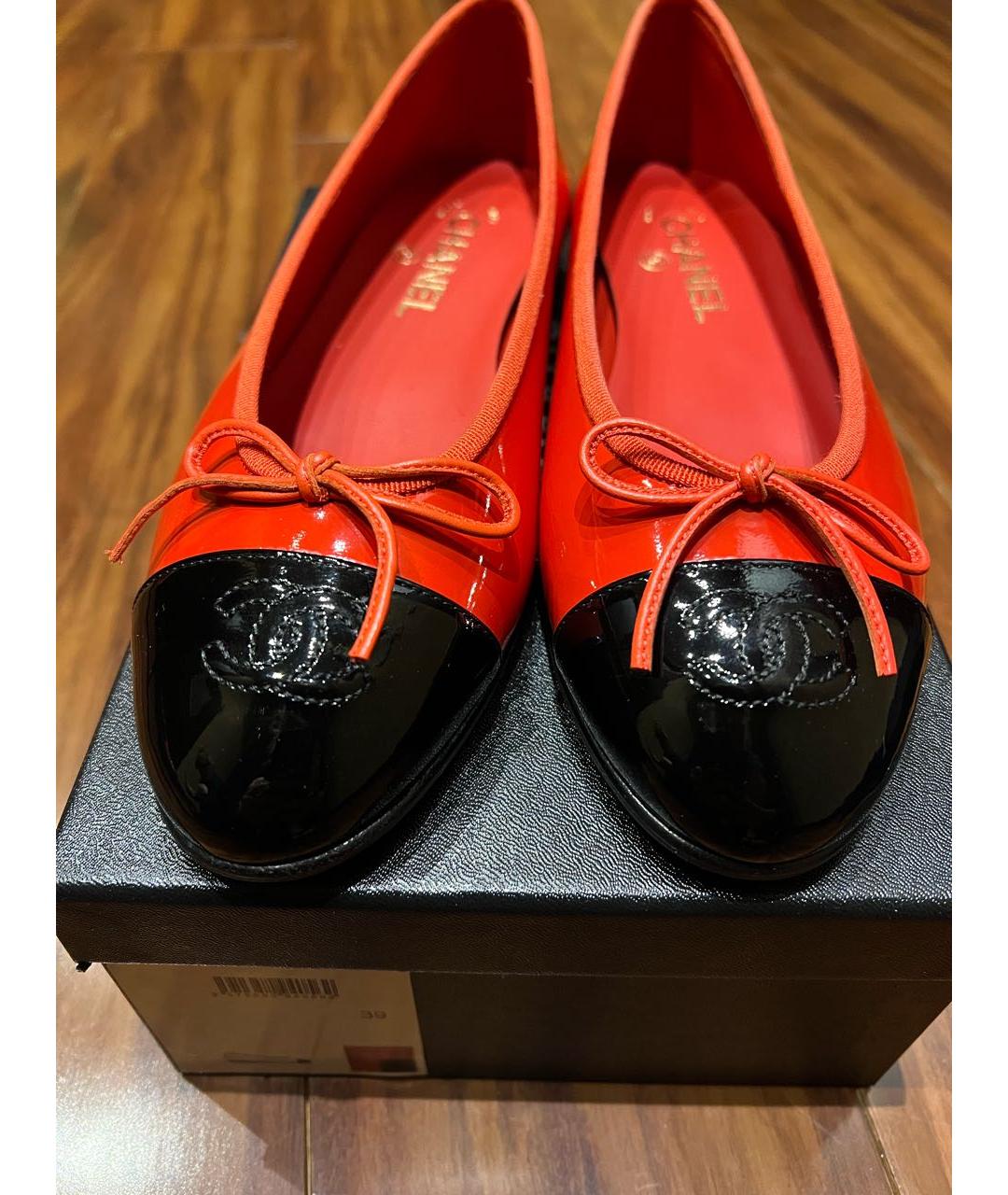 CHANEL Красные балетки из лакированной кожи, фото 2
