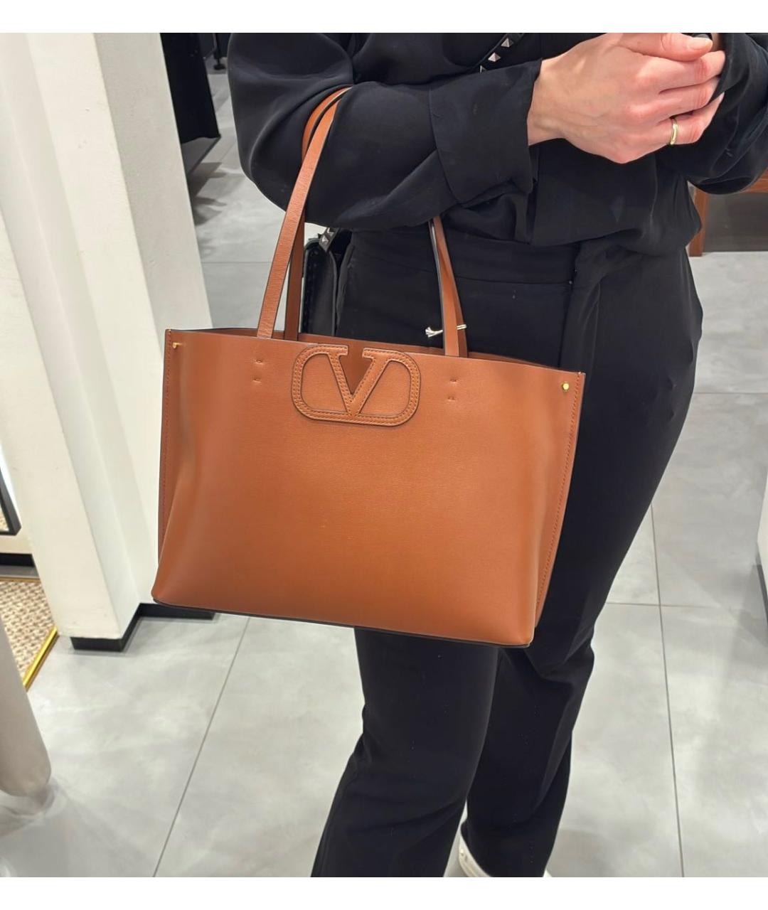 VALENTINO Коричневая кожаная сумка тоут, фото 2