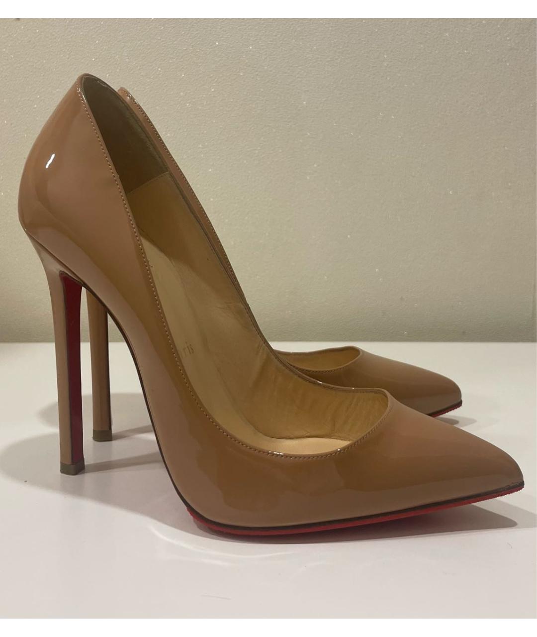 CHRISTIAN LOUBOUTIN Бежевые туфли из лакированной кожи, фото 6