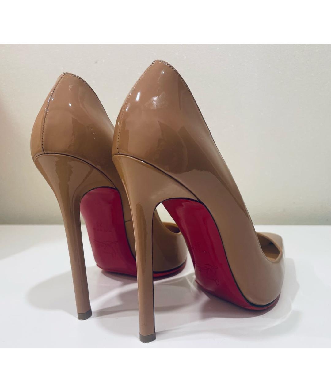 CHRISTIAN LOUBOUTIN Бежевые туфли из лакированной кожи, фото 2