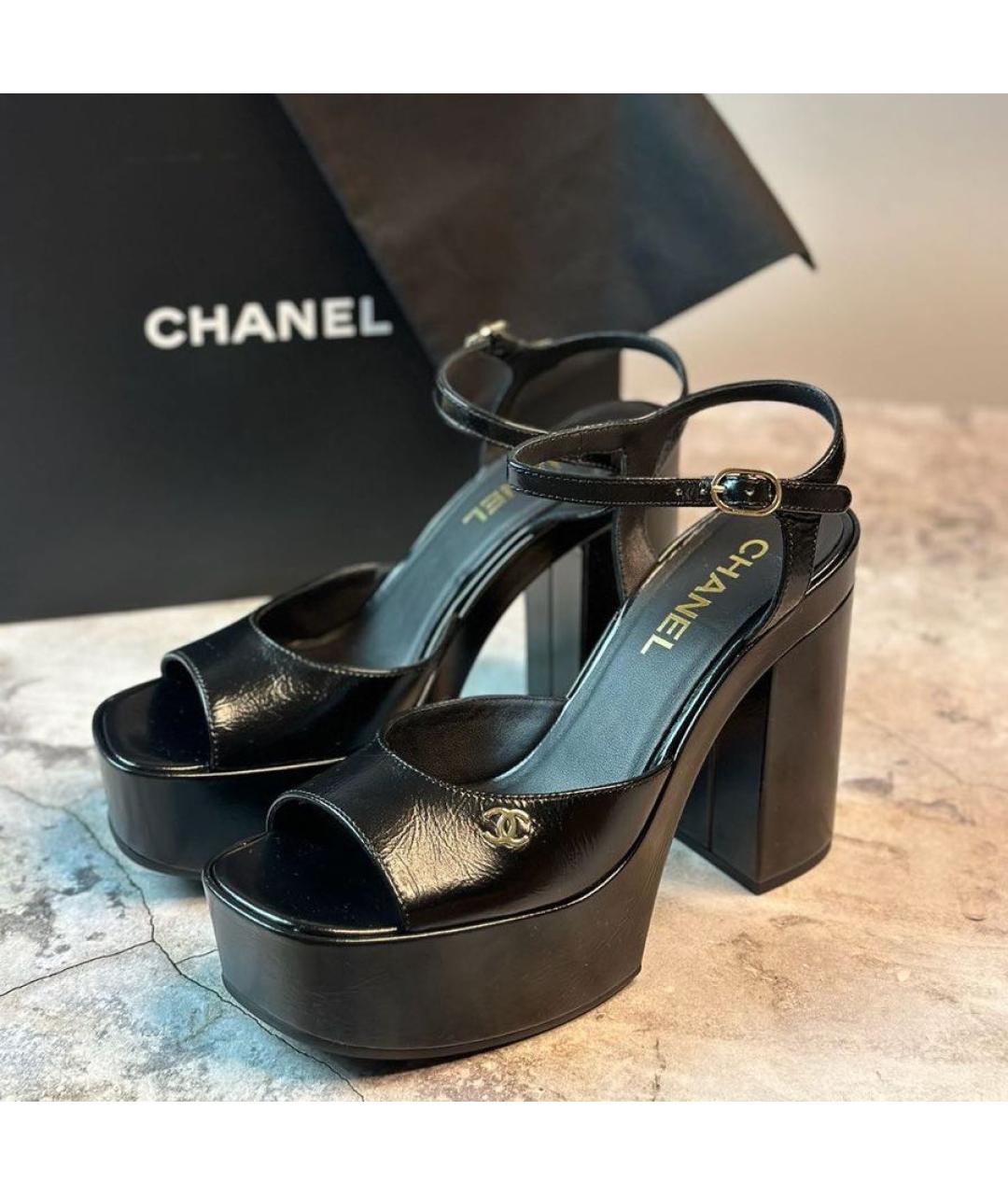 CHANEL Черные босоножки из лакированной кожи, фото 2