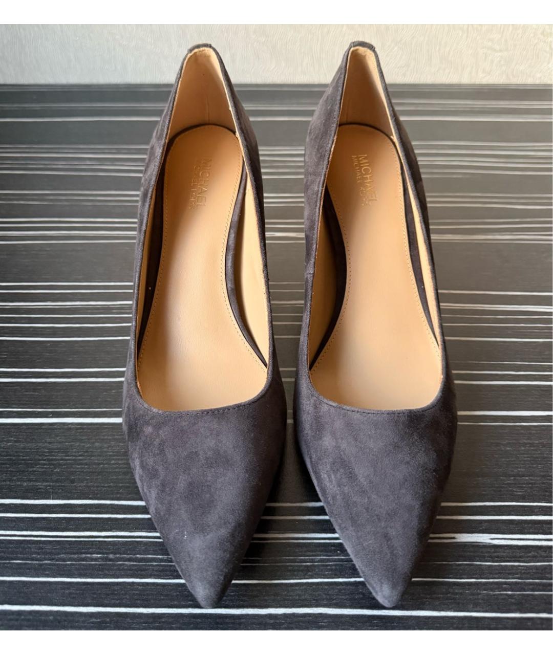 MICHAEL KORS Антрацитовые замшевые туфли, фото 3