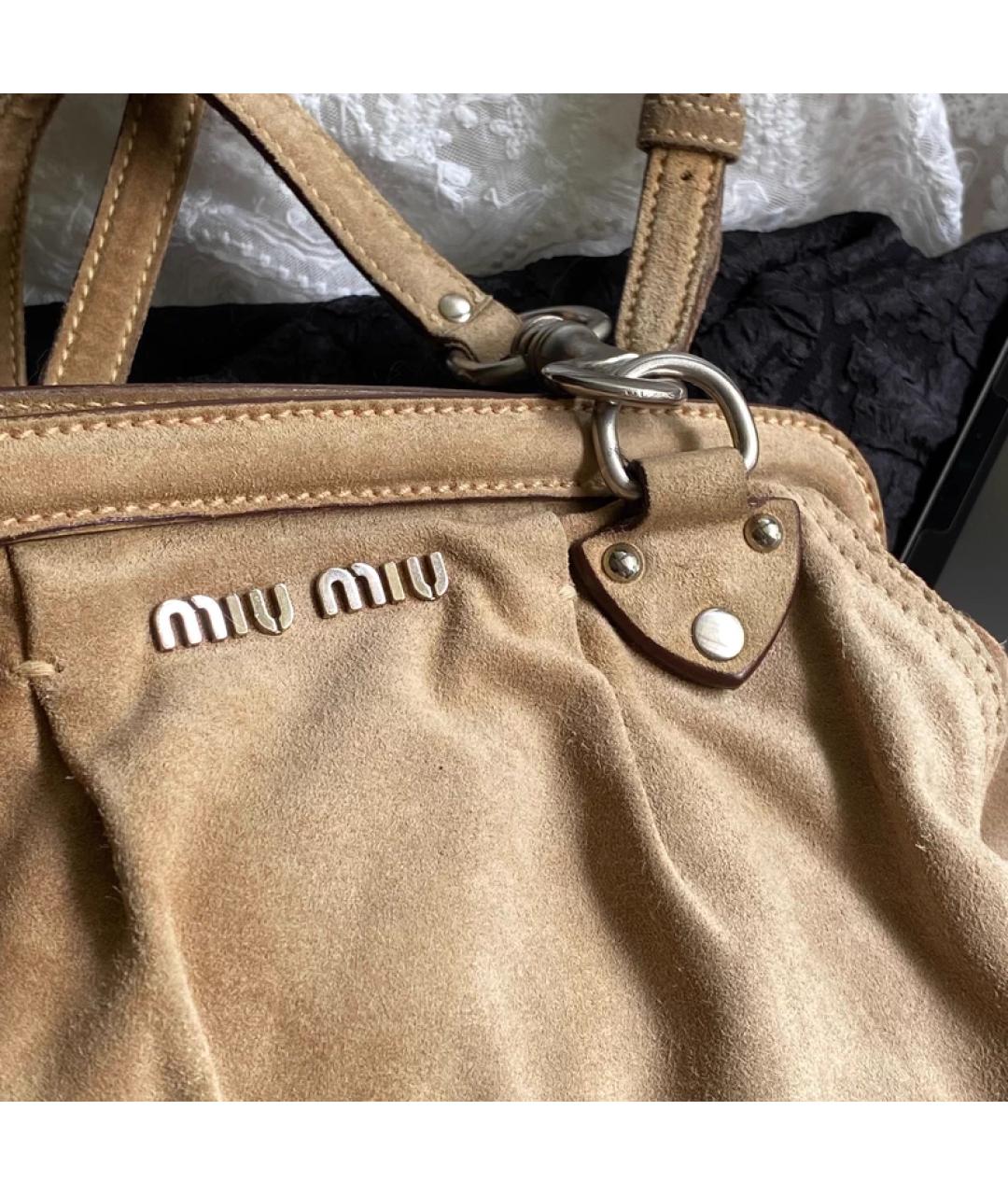 MIU MIU Бежевая замшевая сумка с короткими ручками, фото 2