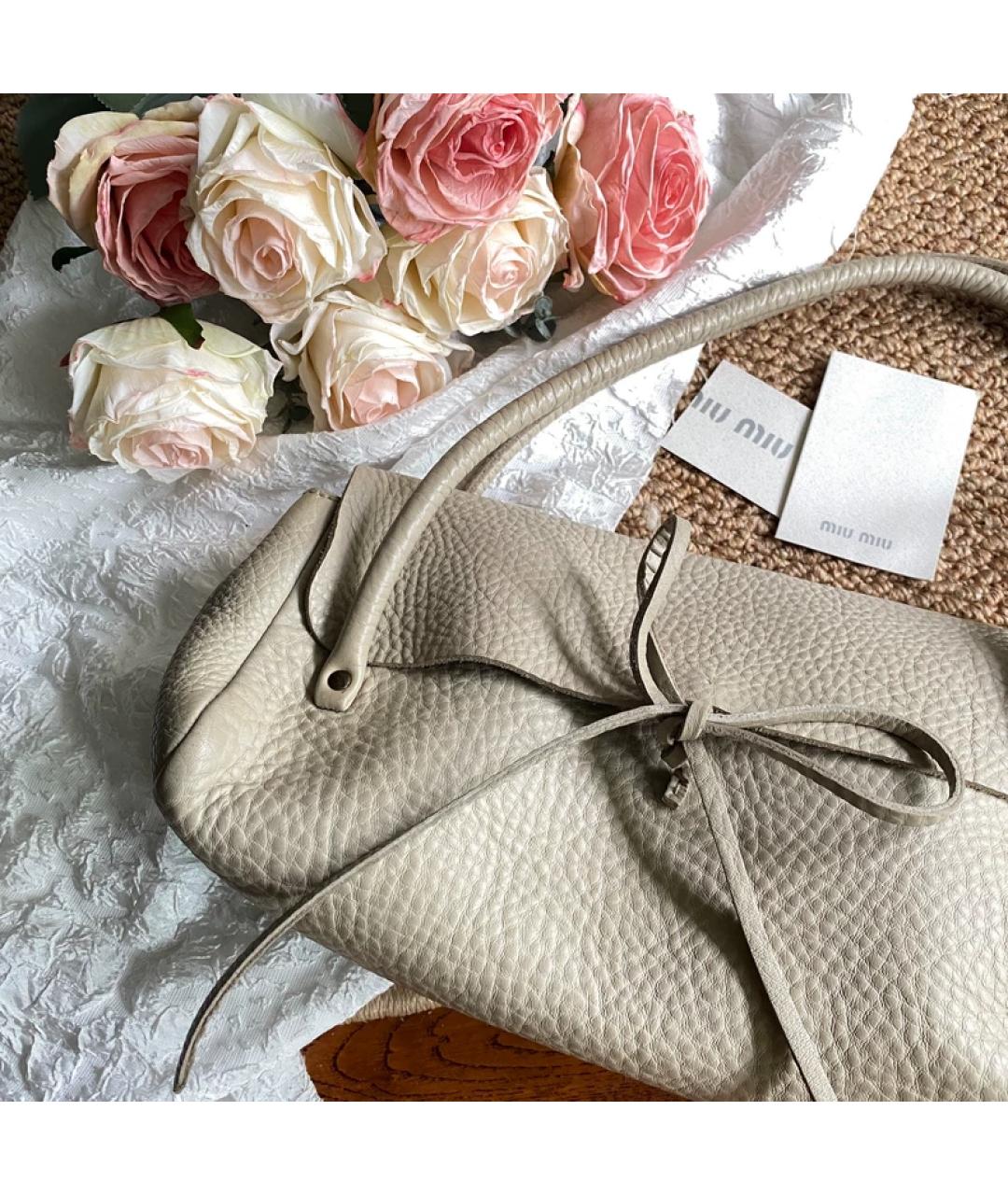 MIU MIU Бежевая кожаная сумка с короткими ручками, фото 2