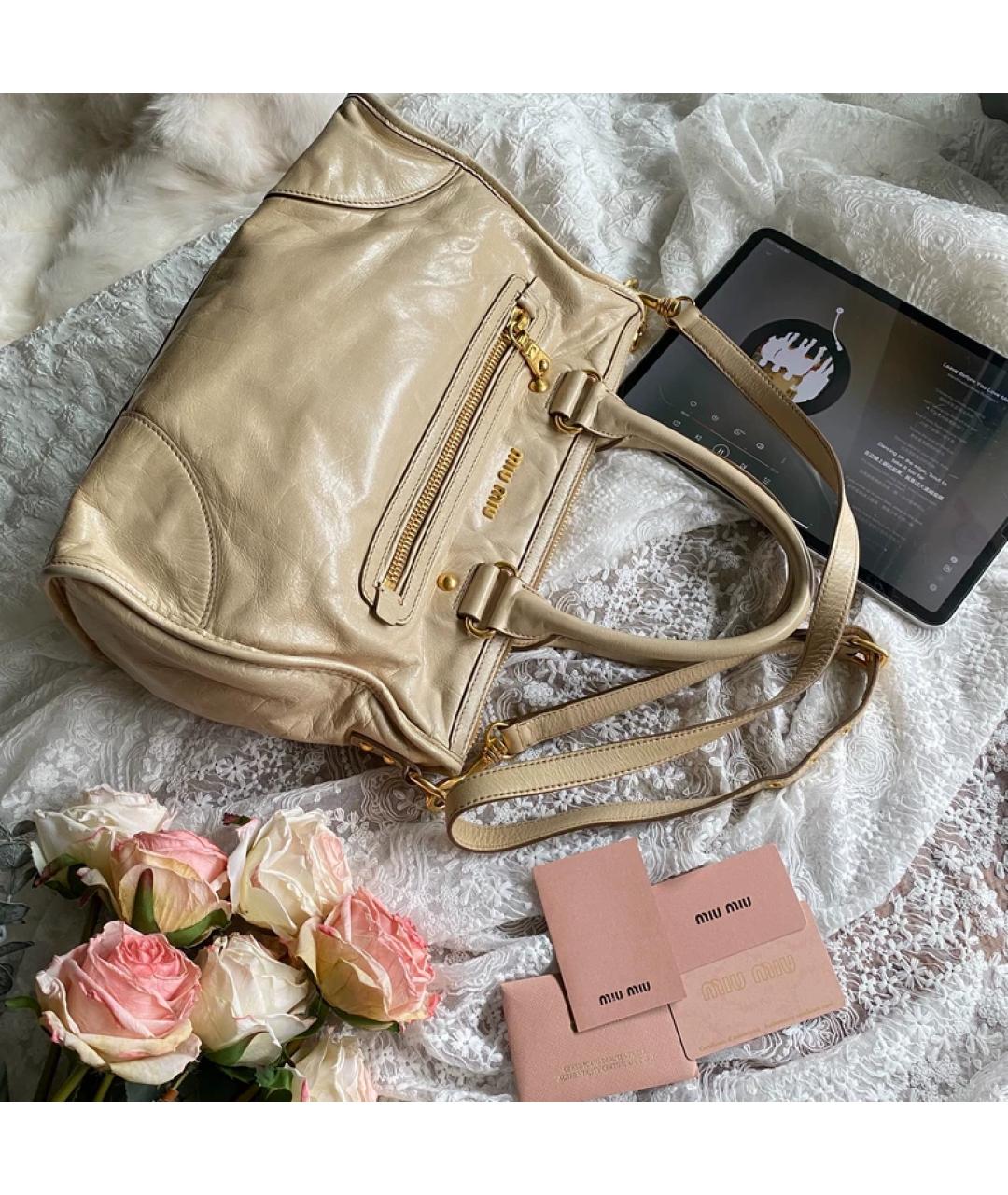 MIU MIU Бежевая кожаная сумка с короткими ручками, фото 6