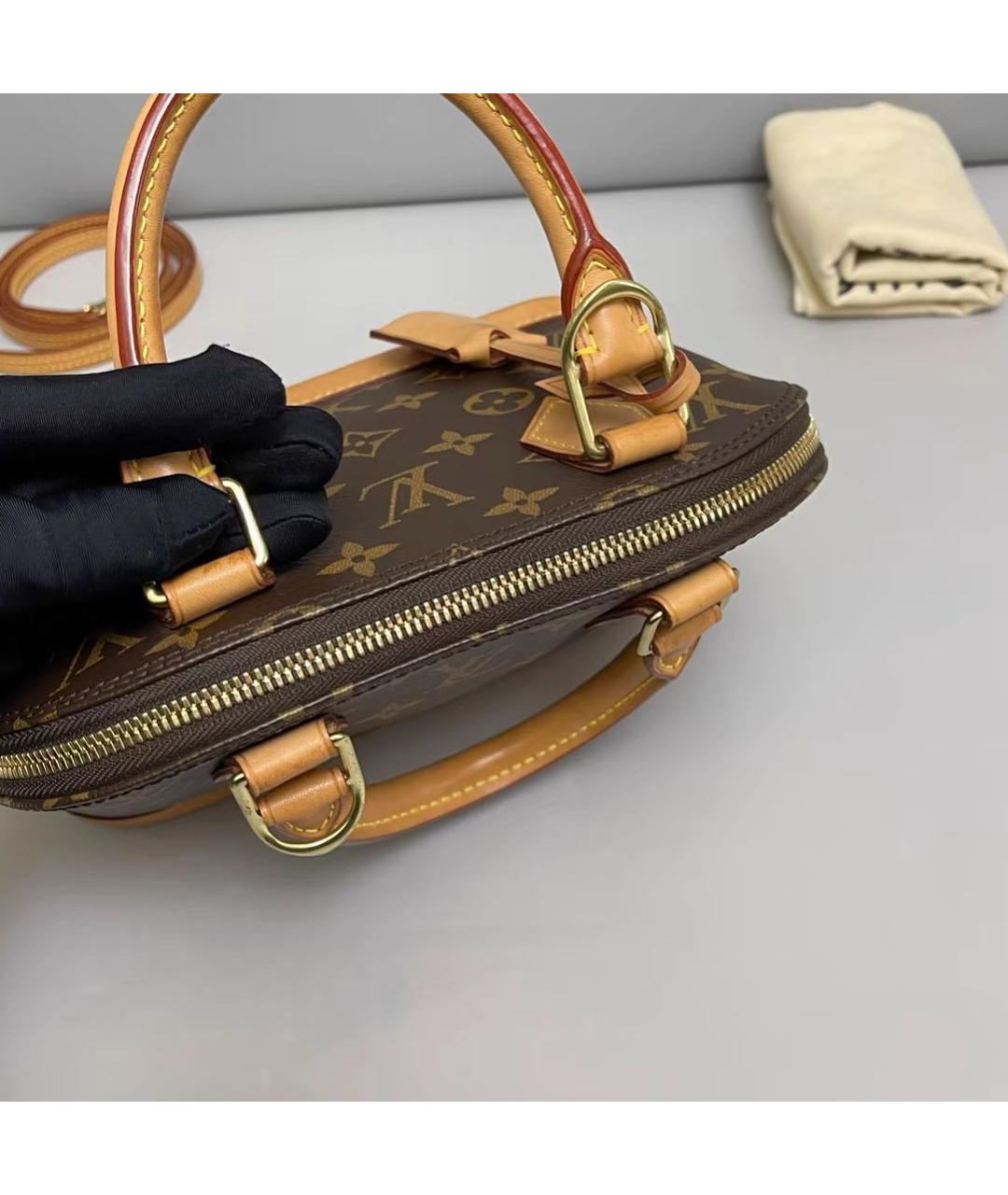 LOUIS VUITTON Коричневая кожаная сумка с короткими ручками, фото 7