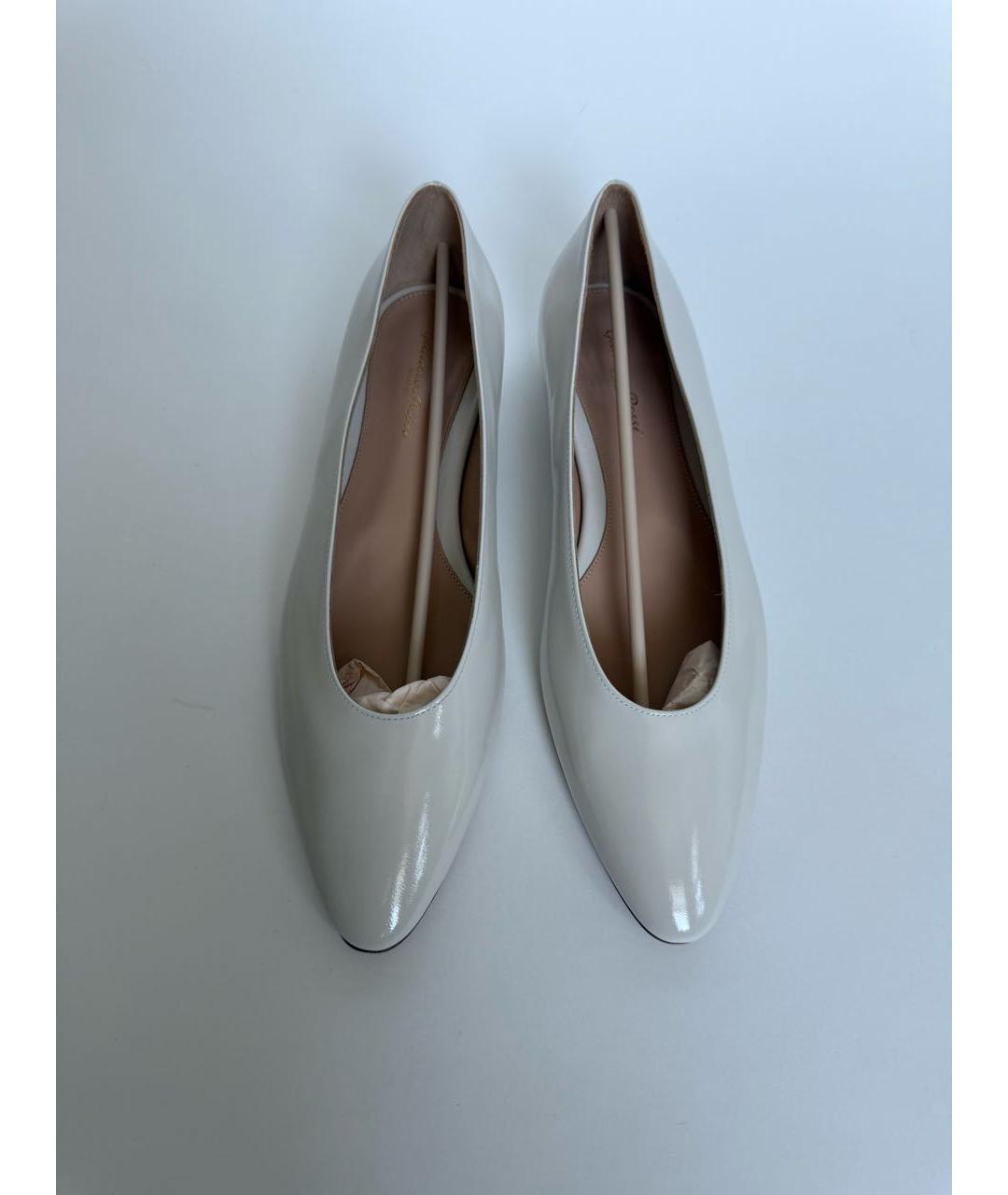 GIANVITO ROSSI Белые балетки из лакированной кожи, фото 2