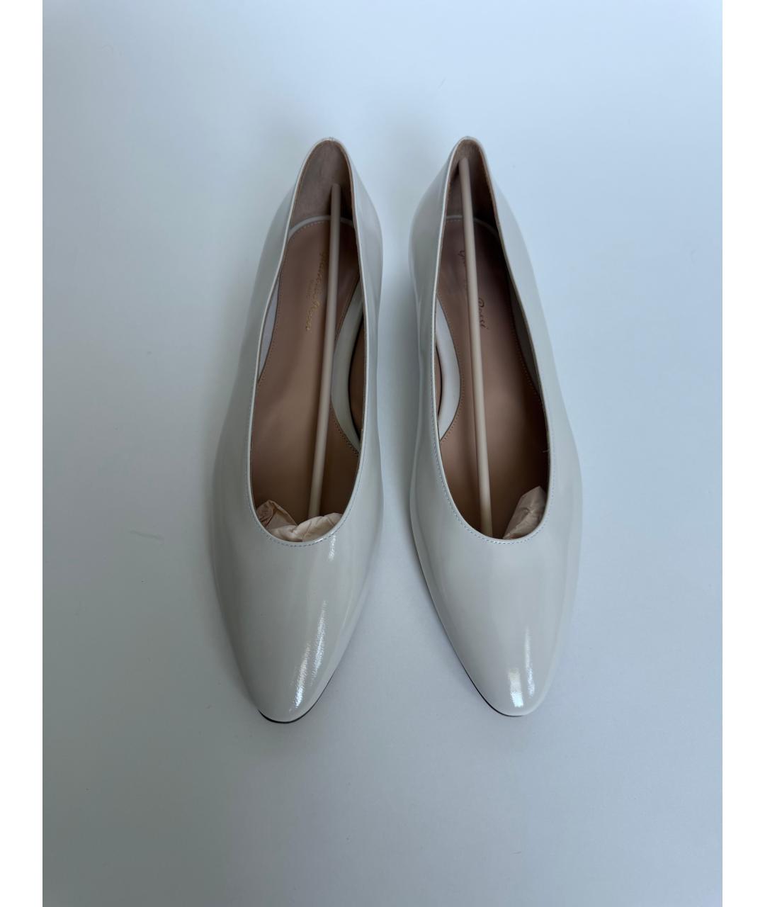 GIANVITO ROSSI Белые балетки из лакированной кожи, фото 6