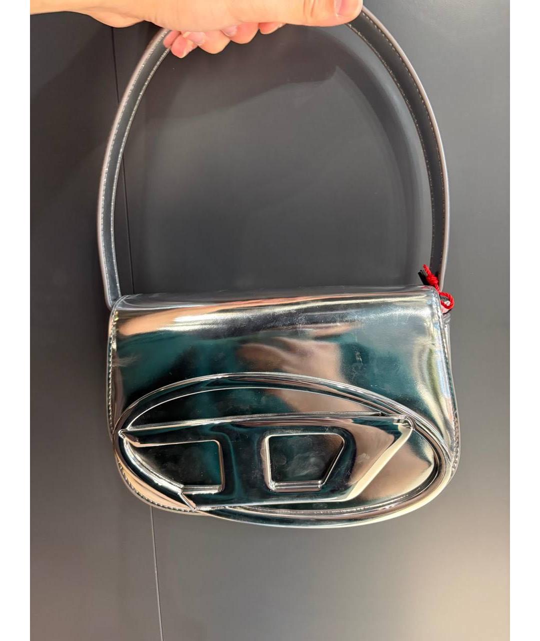 DIESEL Серебряная сумка с короткими ручками из лакированной кожи, фото 3