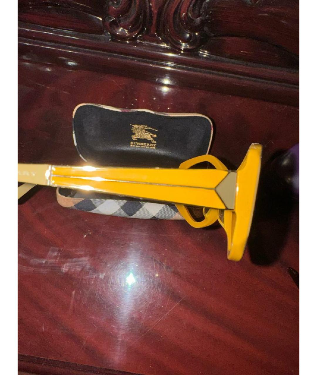 BURBERRY Горчичные пластиковые солнцезащитные очки, фото 3