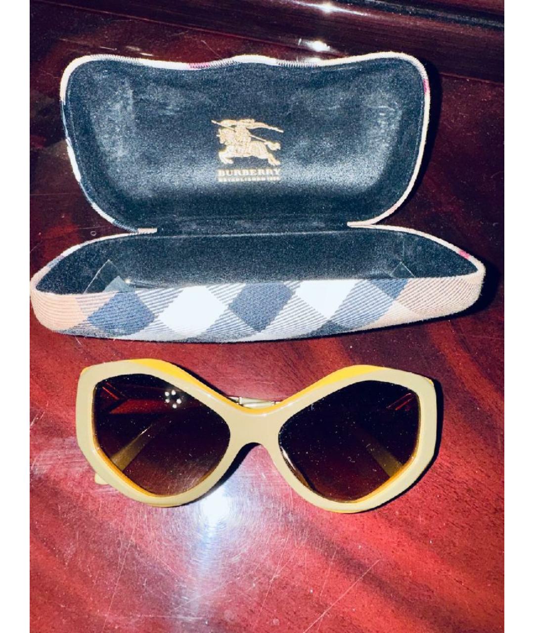 BURBERRY Горчичные пластиковые солнцезащитные очки, фото 4