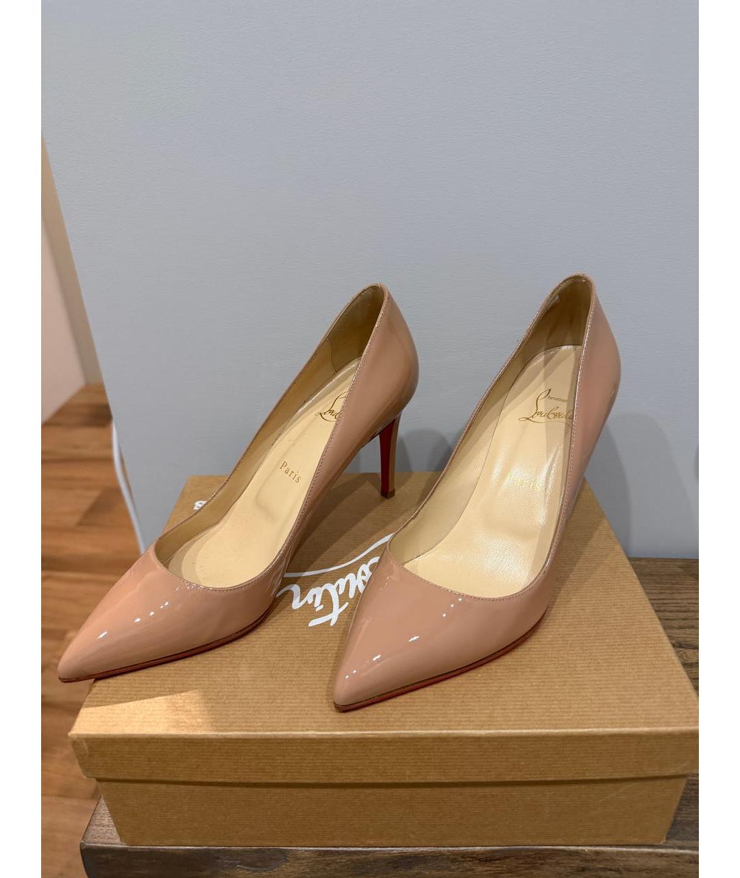 CHRISTIAN LOUBOUTIN Бежевые туфли из лакированной кожи, фото 2